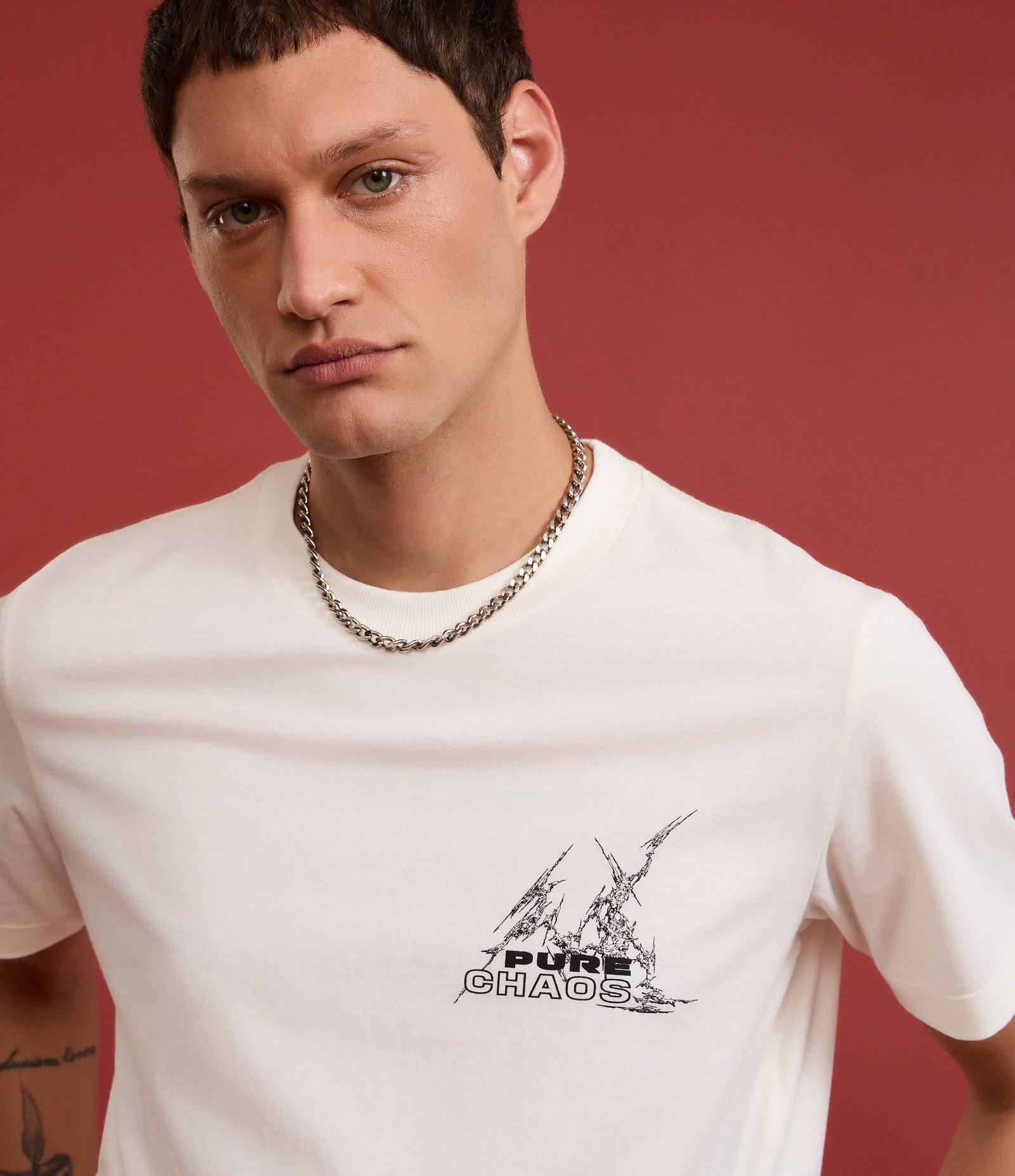 Camiseta Comfort em Algodão Com Estampa Tribal e Lettering Pure Chaos Branco 7