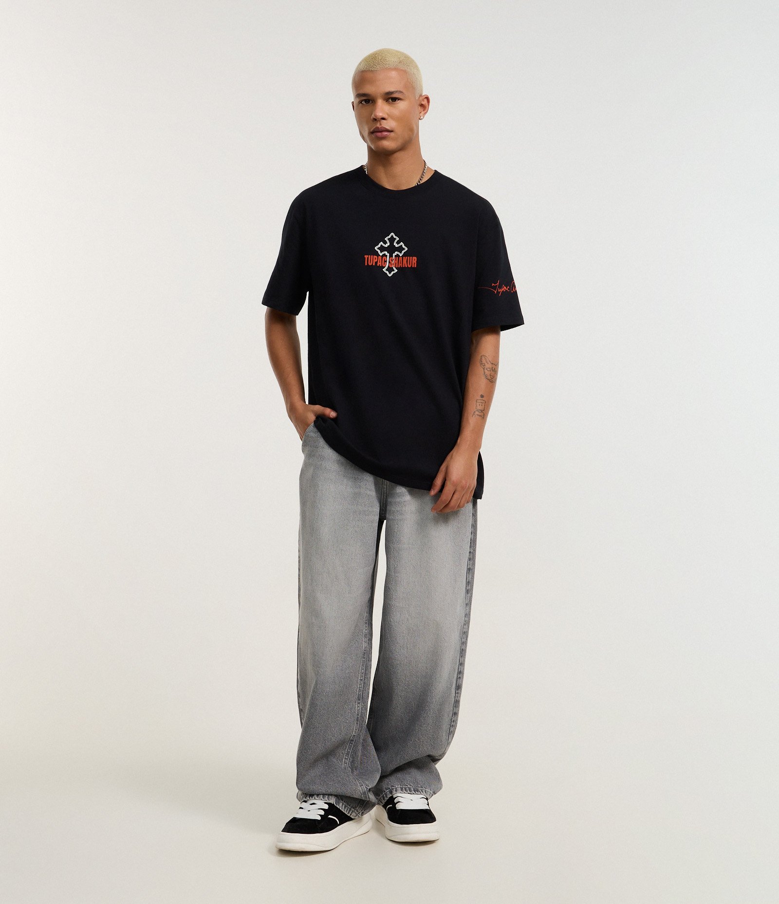 Camiseta Relaxed em Algodão com Estampa de Cruz e Lettering Tupac Shakur Preto 3
