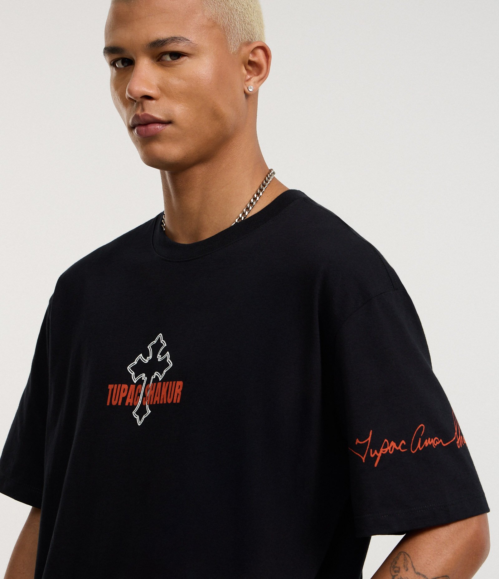 Camiseta Relaxed em Algodão com Estampa de Cruz e Lettering Tupac Shakur Preto 4