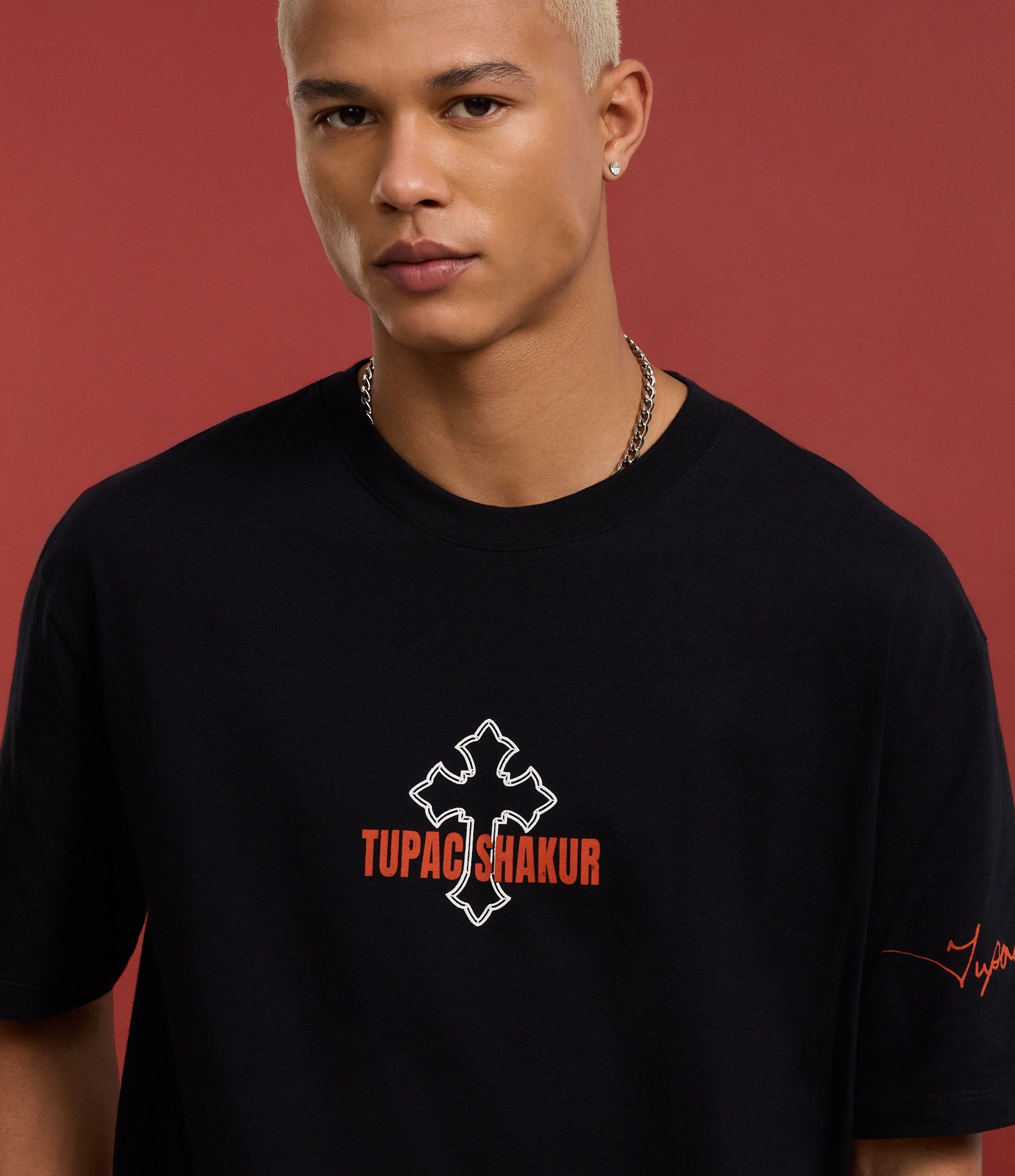 Camiseta Relaxed em Algodão com Estampa de Cruz e Lettering Tupac Shakur Preto 5