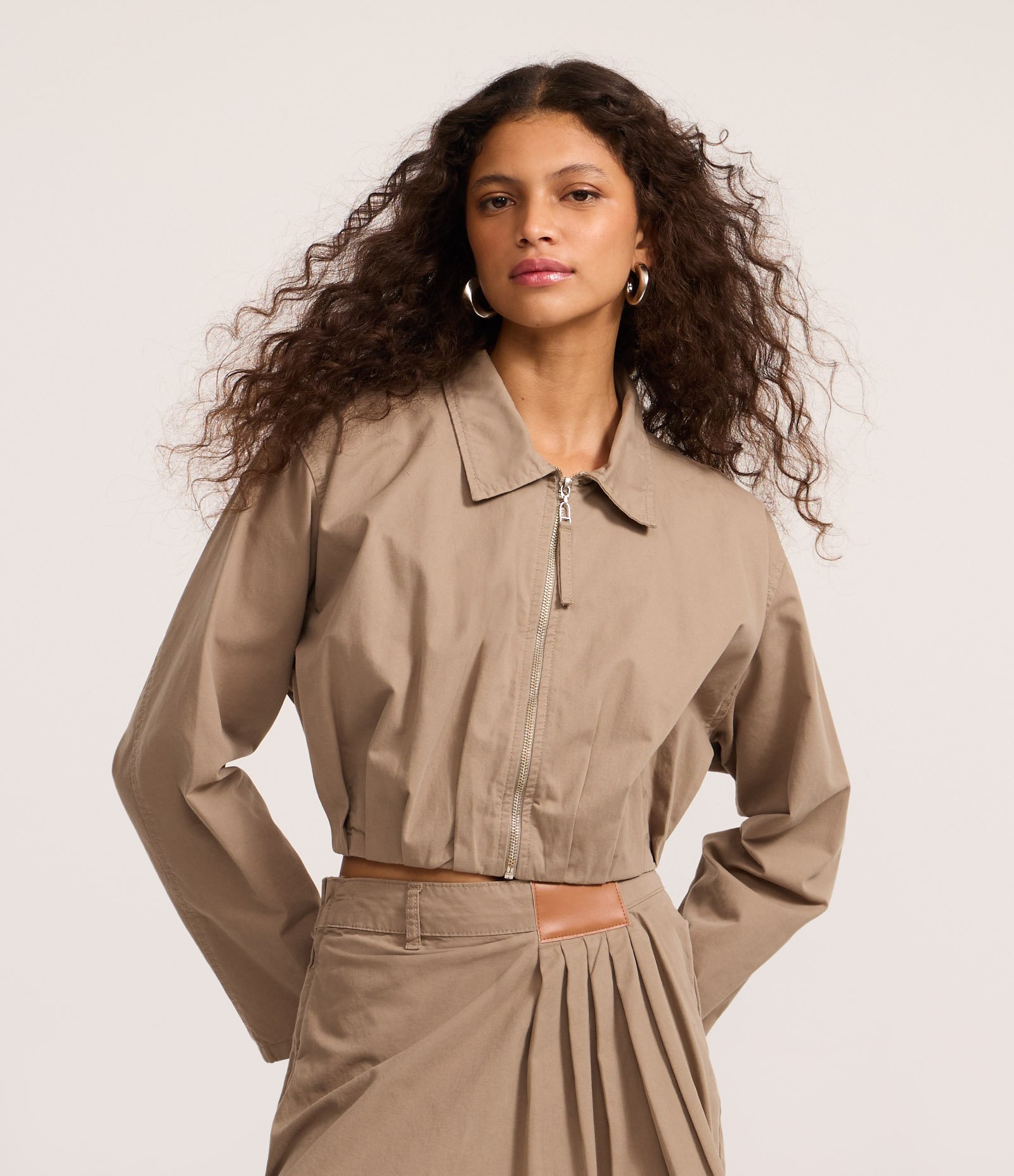 Jaqueta em Sarja com Gola Polo e Pregas Cinza 2