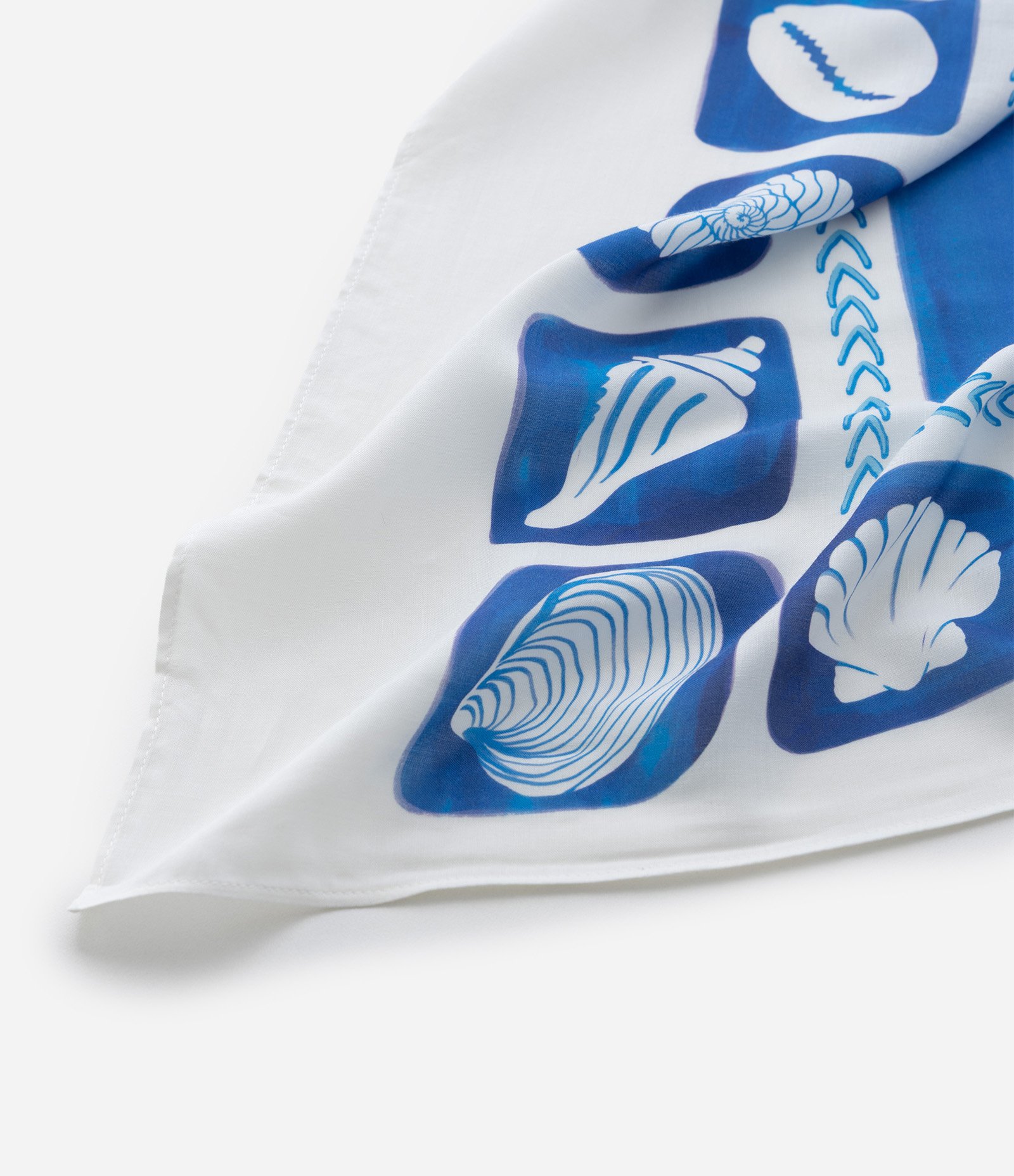 Canga em Viscose com Estampa de Conchas Branco/Azul 3