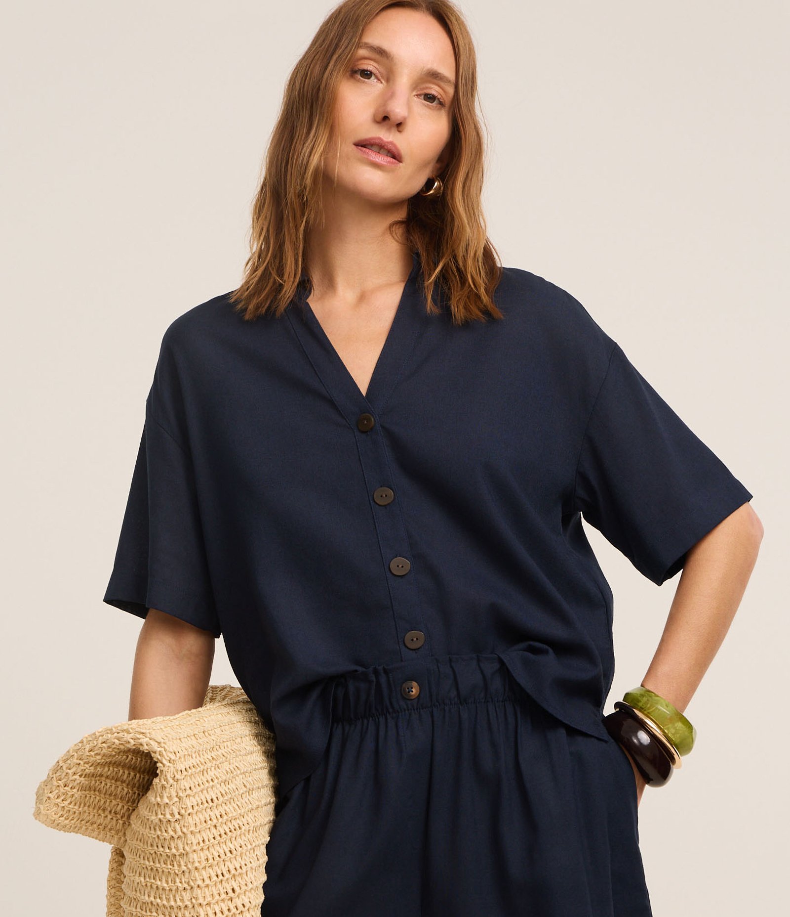 Camisa em Viscolinho com Cava Deslocada e Botões Azul Marinho 1