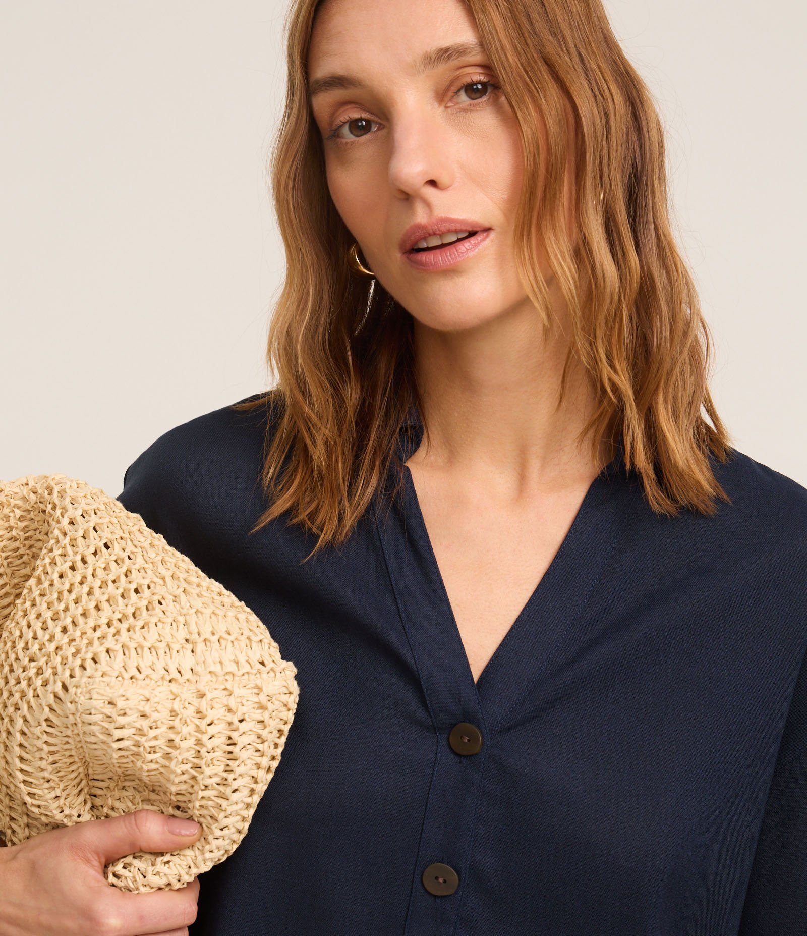 Camisa em Viscolinho com Cava Deslocada e Botões Azul Marinho 3