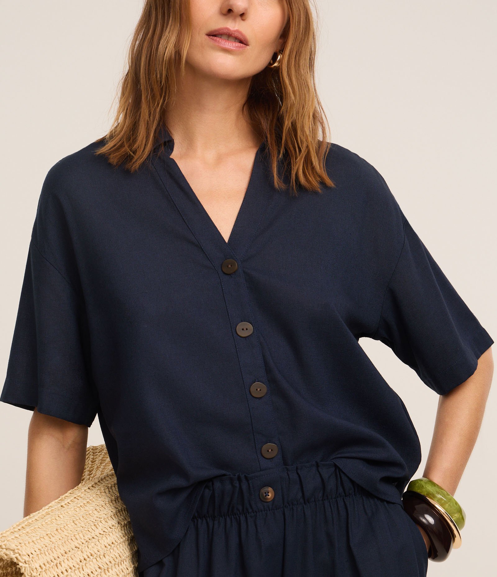 Camisa em Viscolinho com Cava Deslocada e Botões Azul Marinho 4