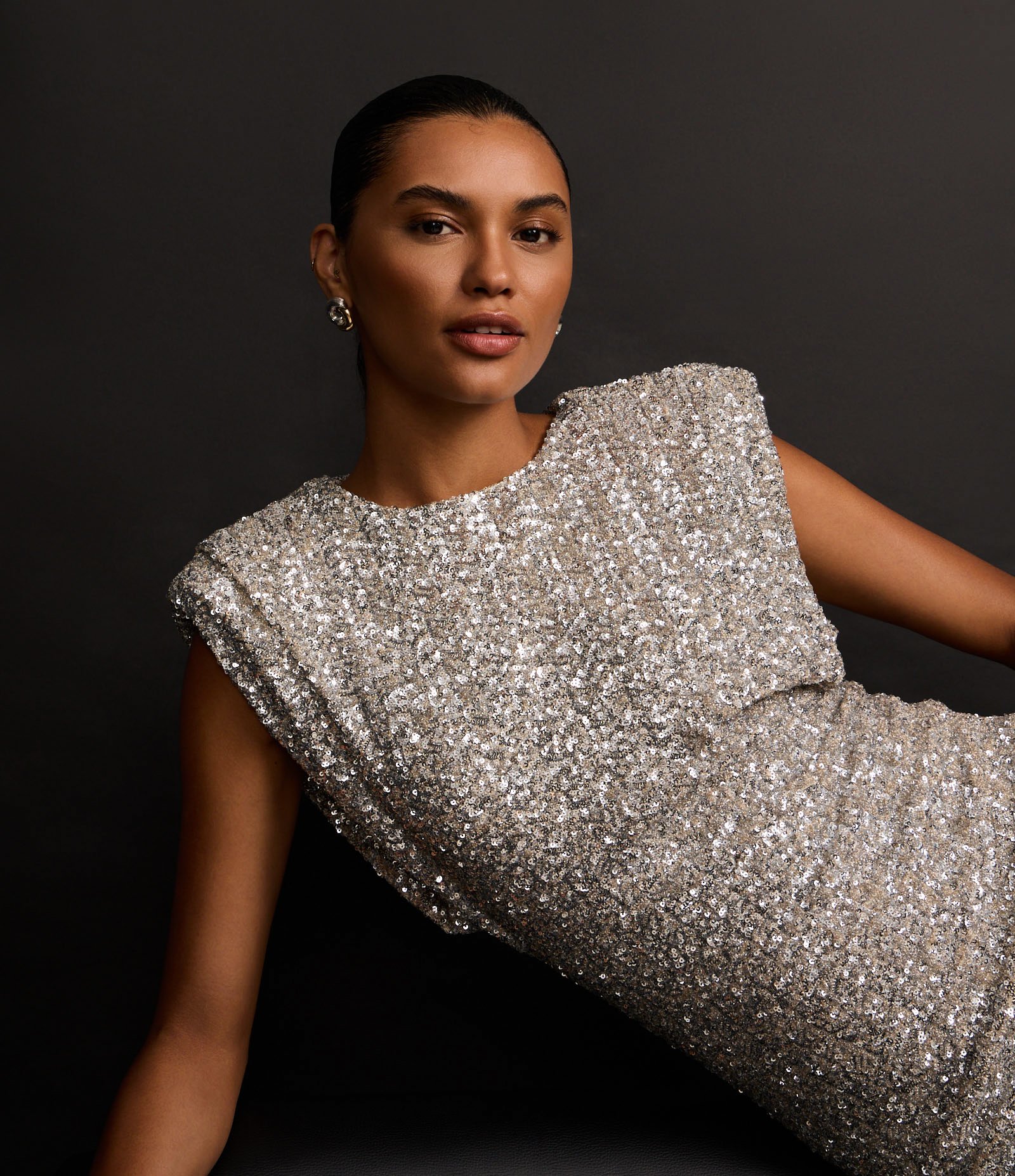 Vestido Curto em Paetê com Ombreiras Cinza 2