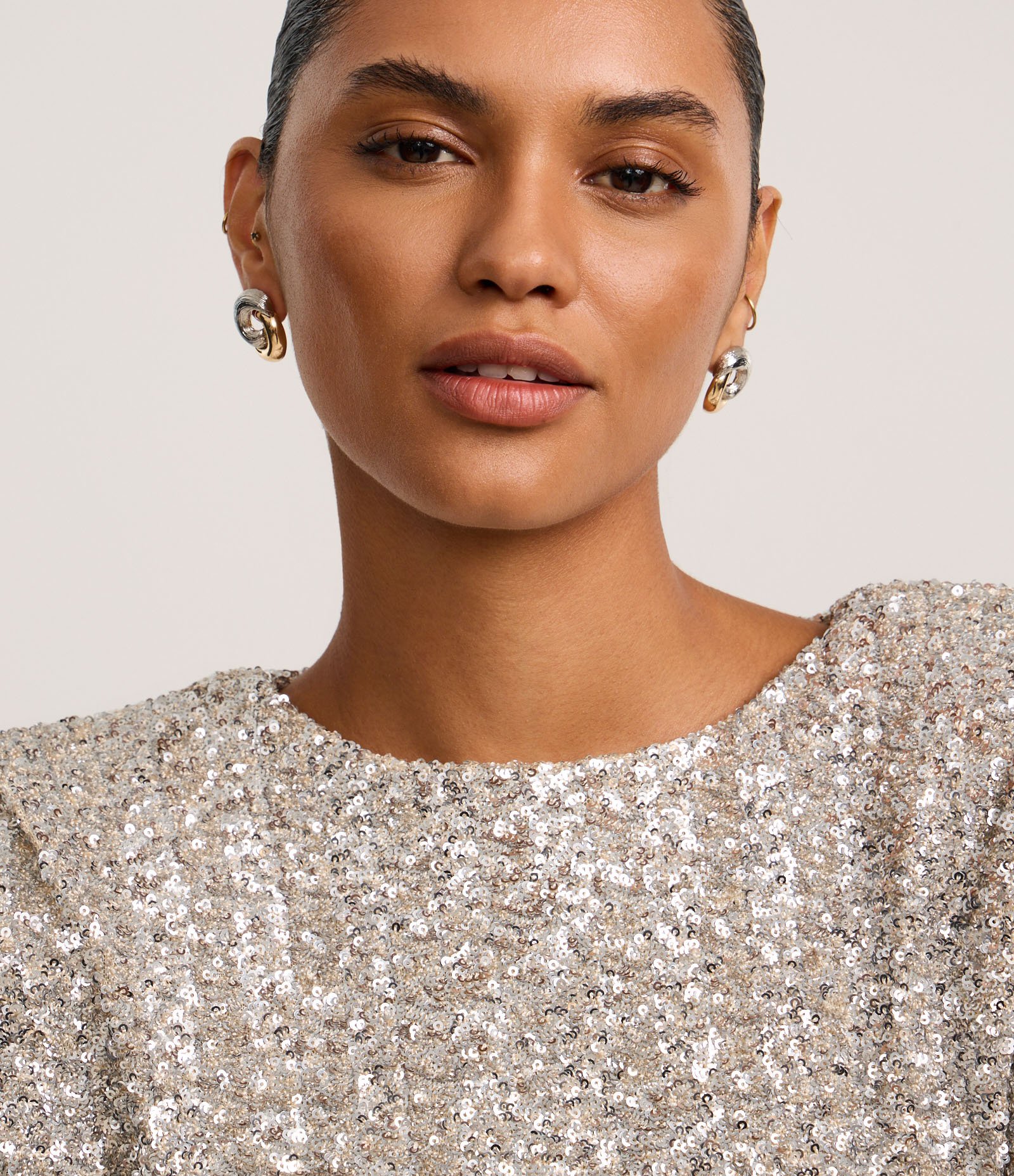 Vestido Curto em Paetê com Ombreiras Cinza 4