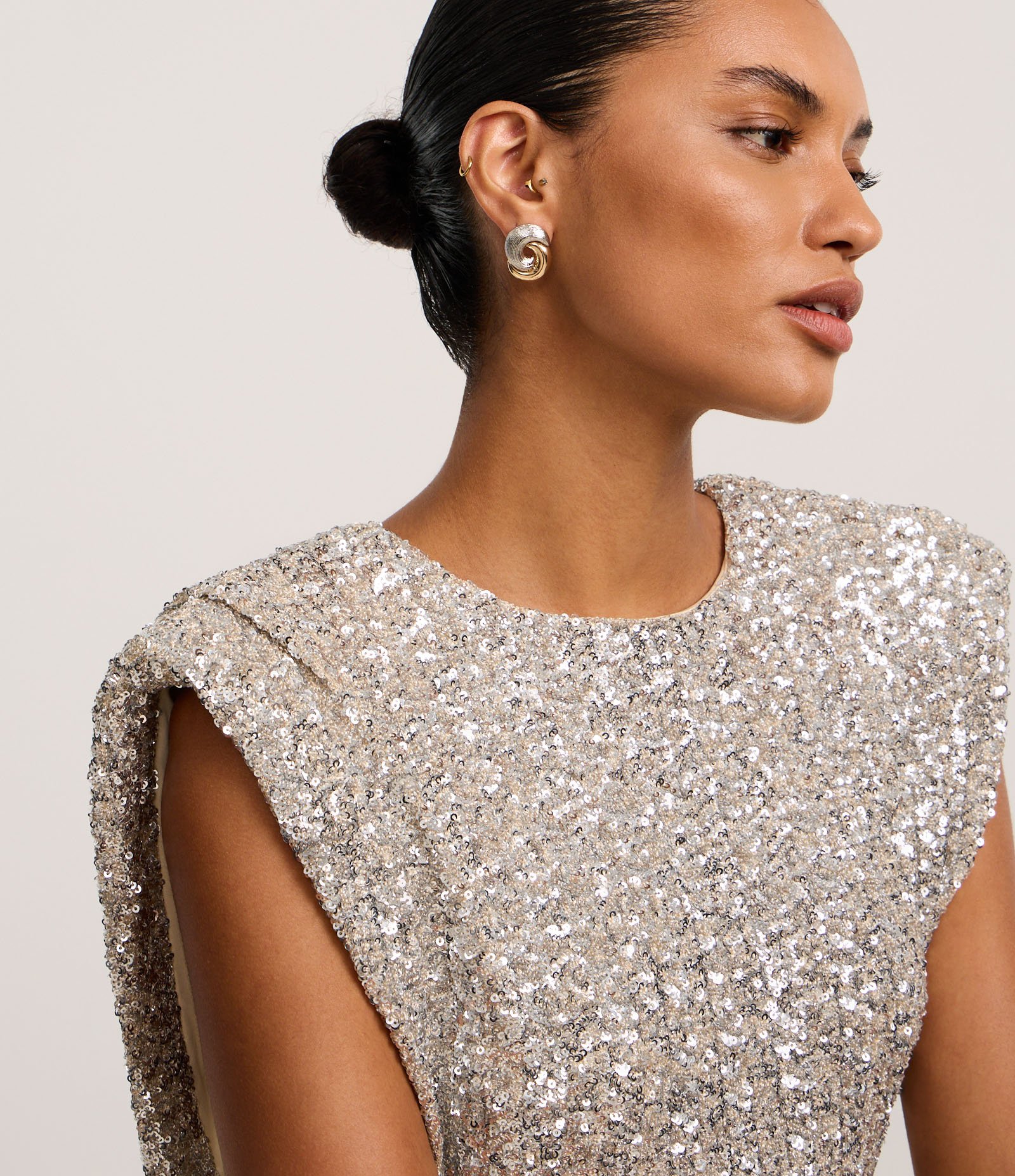 Vestido Curto em Paetê com Ombreiras Cinza 6