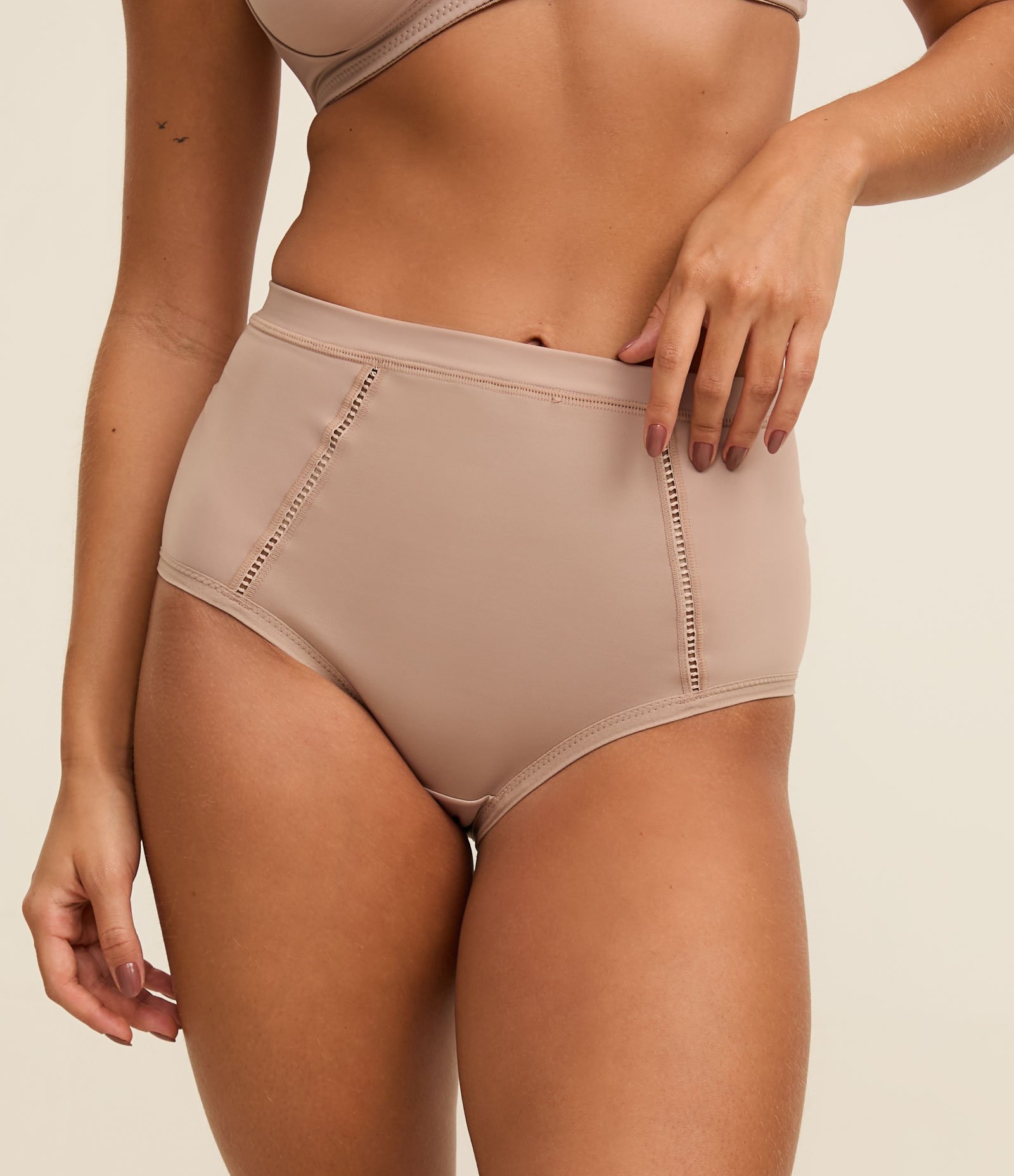 Calcinha Alta Modeladora em Microfibra Massagio Control DeMillus Bege 2