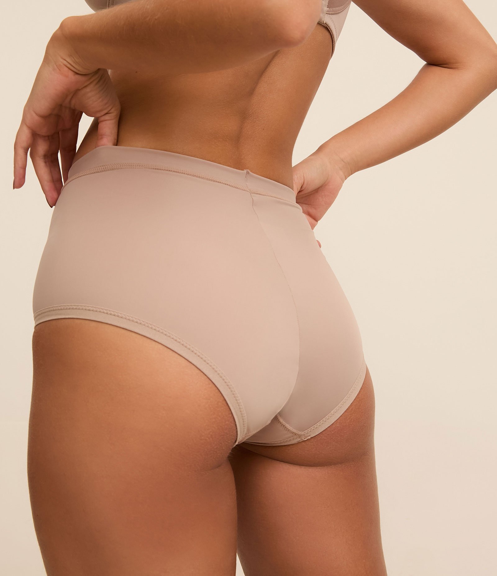 Calcinha Alta Modeladora em Microfibra Massagio Control DeMillus Bege 4
