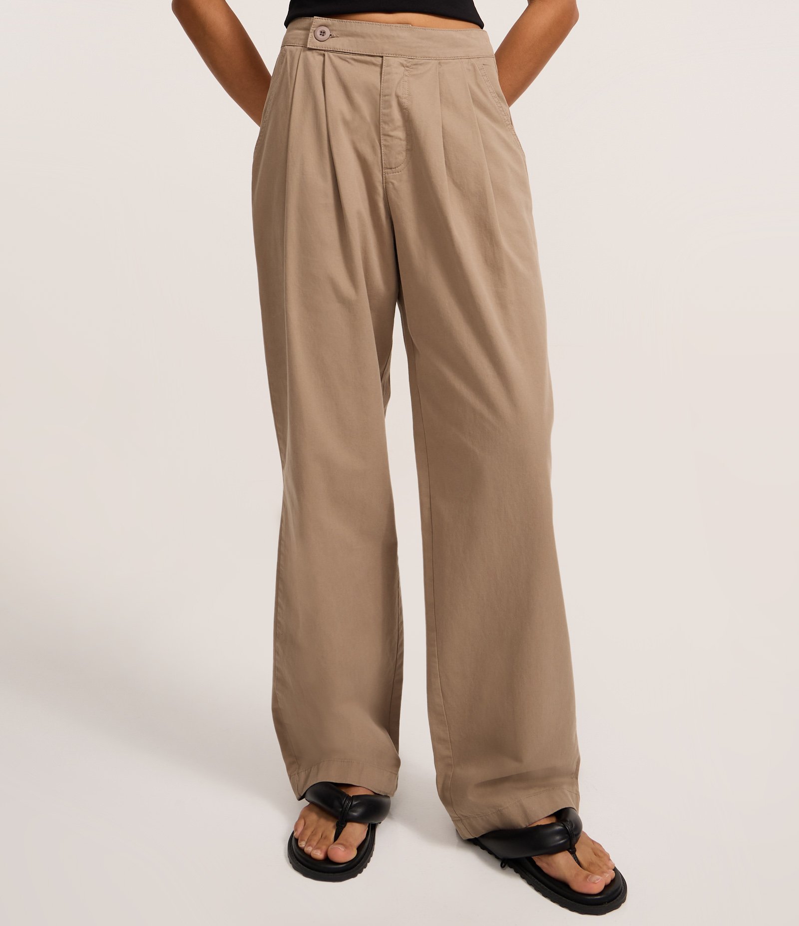 Calça Reta em Sarja com Cós Alfaiatado com Pregas Cinza 4