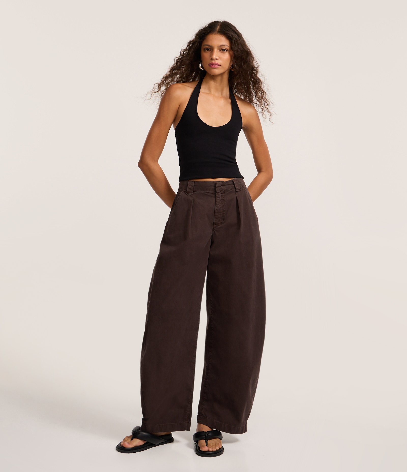 Calça Barrel em Sarja com Pregas e Bolsos Marrom 2