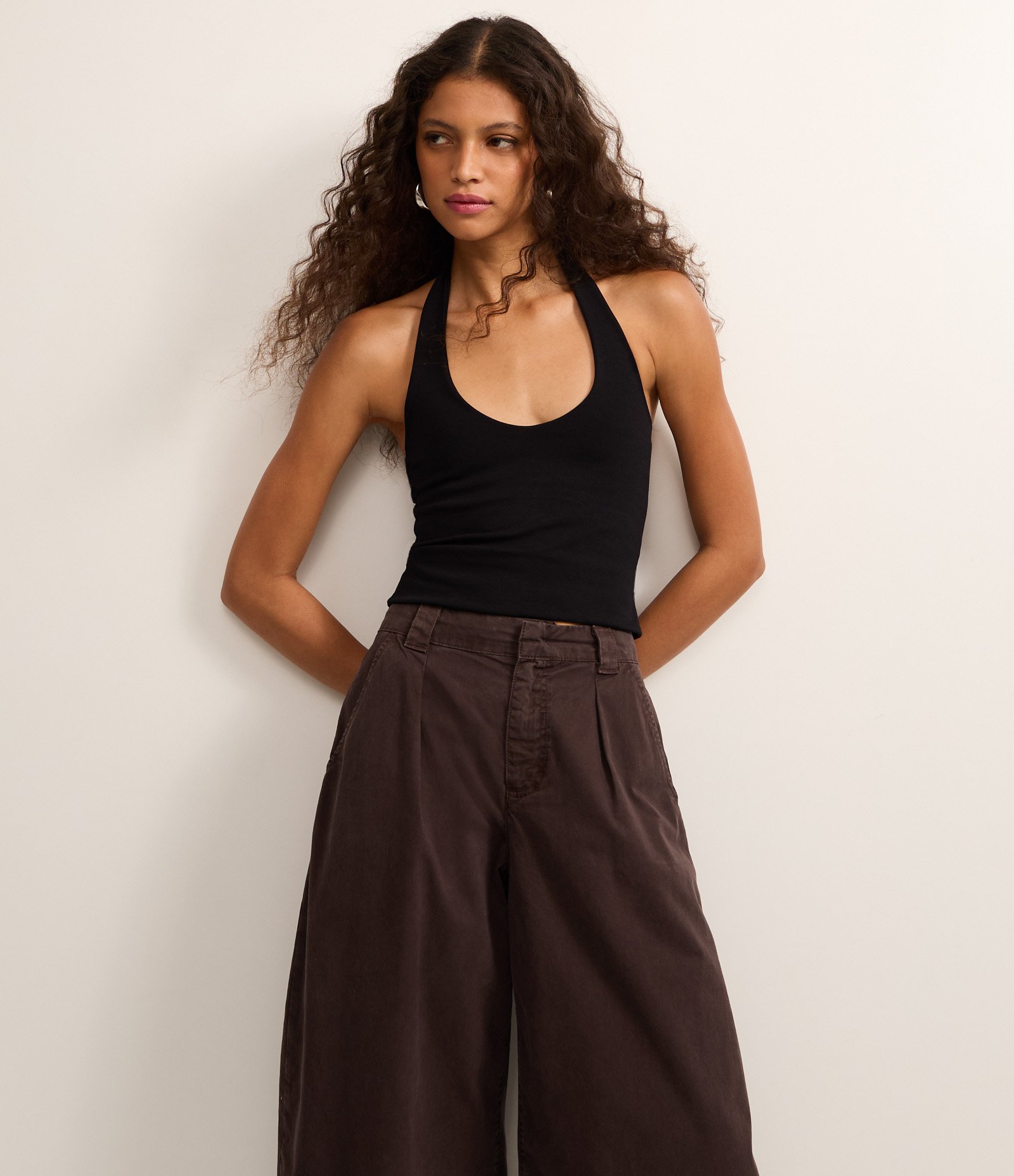 Calça Barrel em Sarja com Pregas e Bolsos Marrom 3