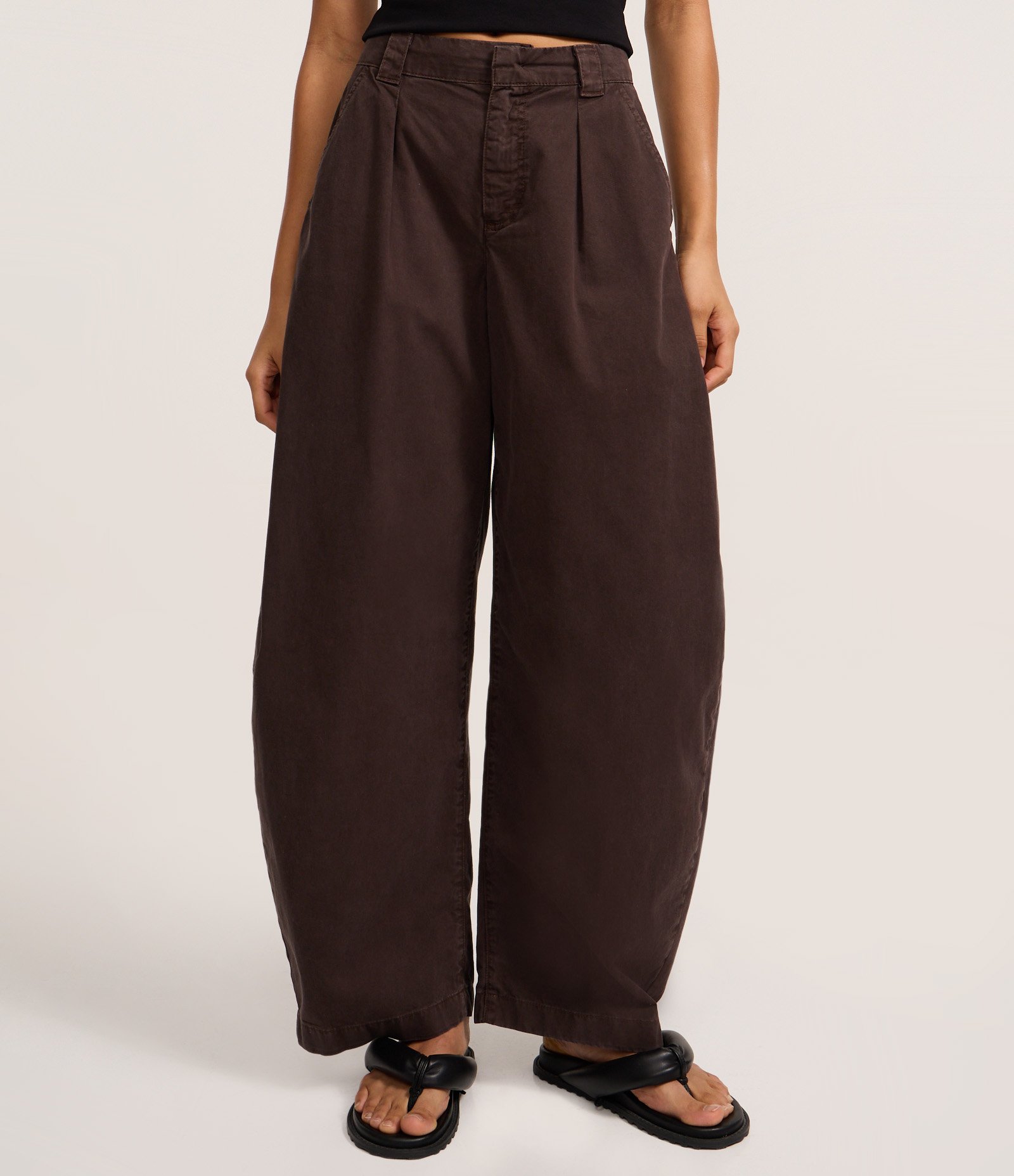 Calça Barrel em Sarja com Pregas e Bolsos Marrom 4