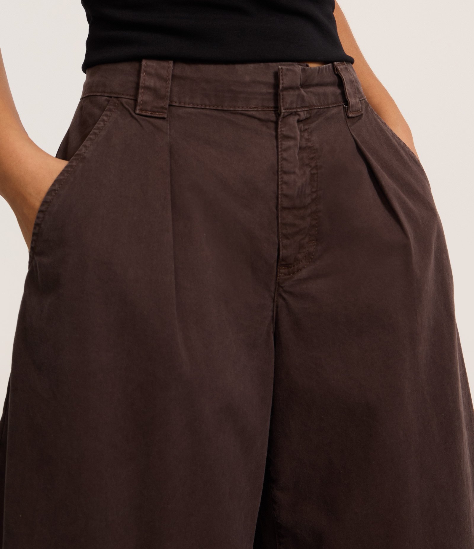 Calça Barrel em Sarja com Pregas e Bolsos Marrom 5