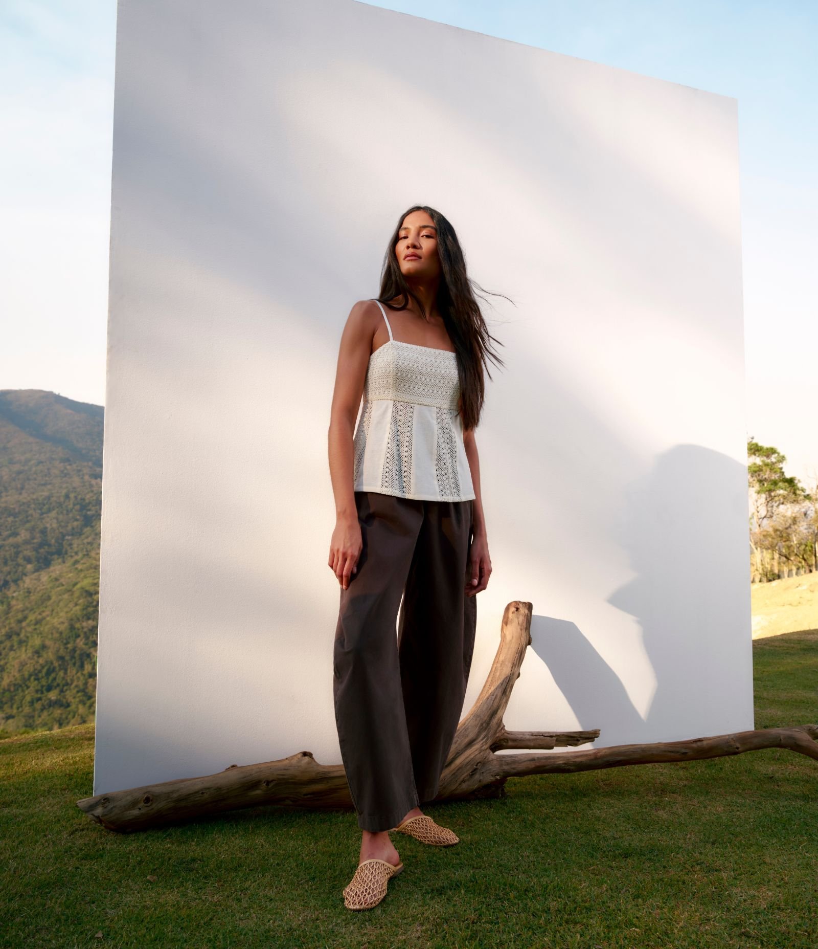 Calça Barrel em Sarja com Pregas e Bolsos Marrom 1