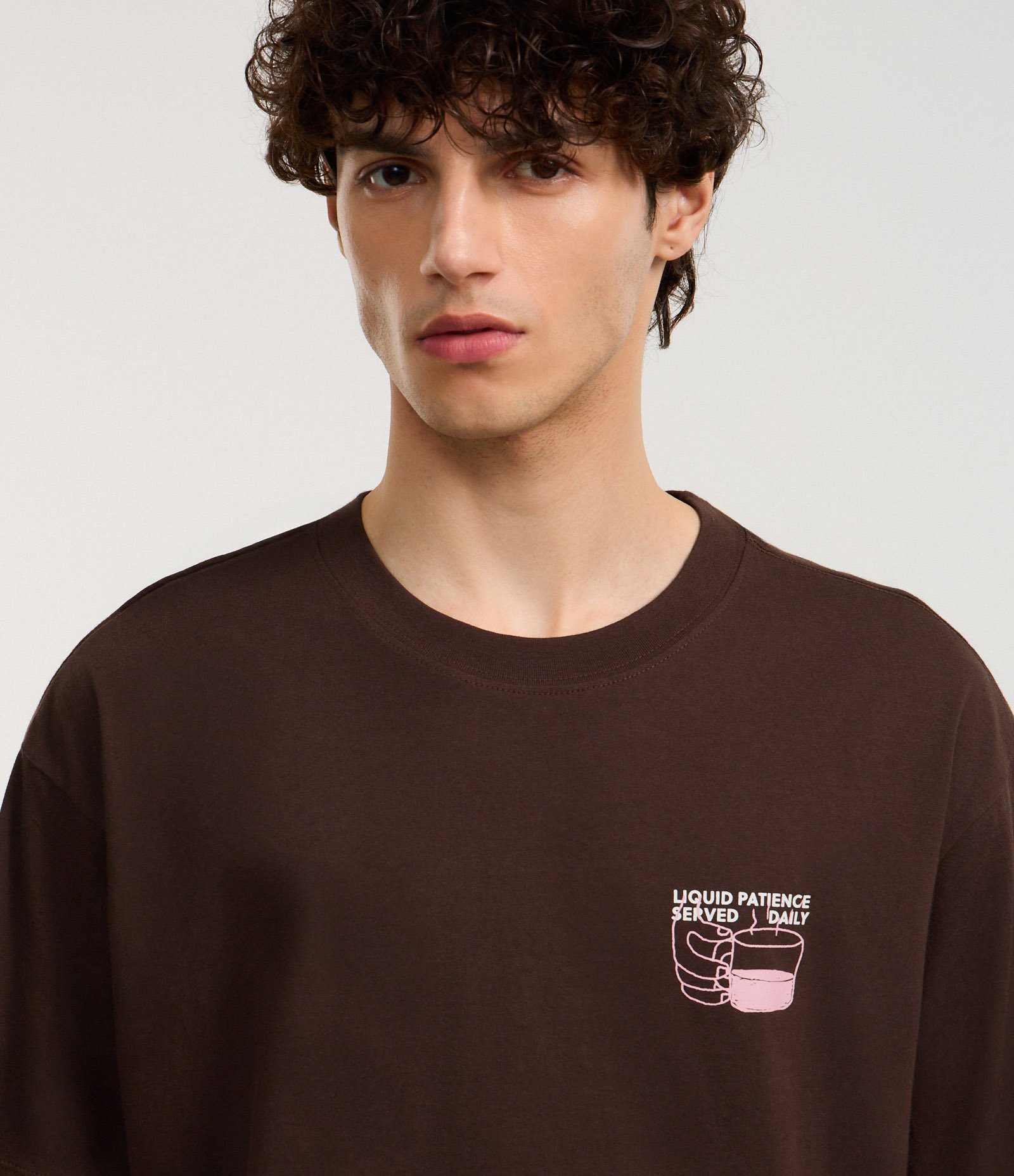 Camiseta Boxy em Algodão com Estampa de Café Marrom 4