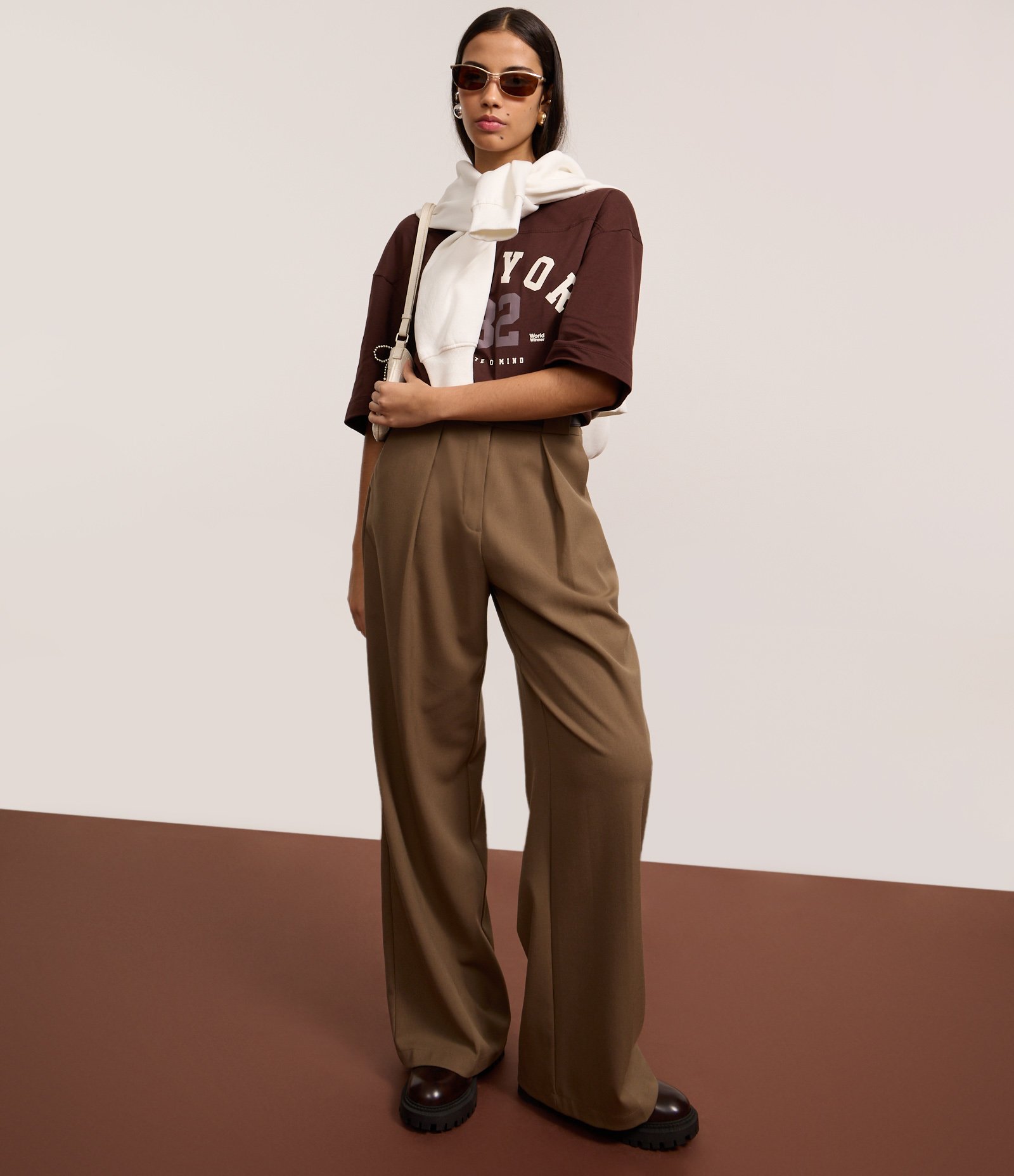 Calça Pantalona em Alfaiataria com Cinto Marrom 5