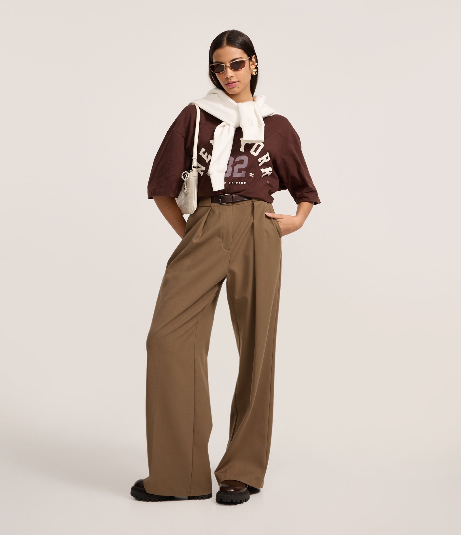 Calça Pantalona em Alfaiataria com Cinto Marrom 1