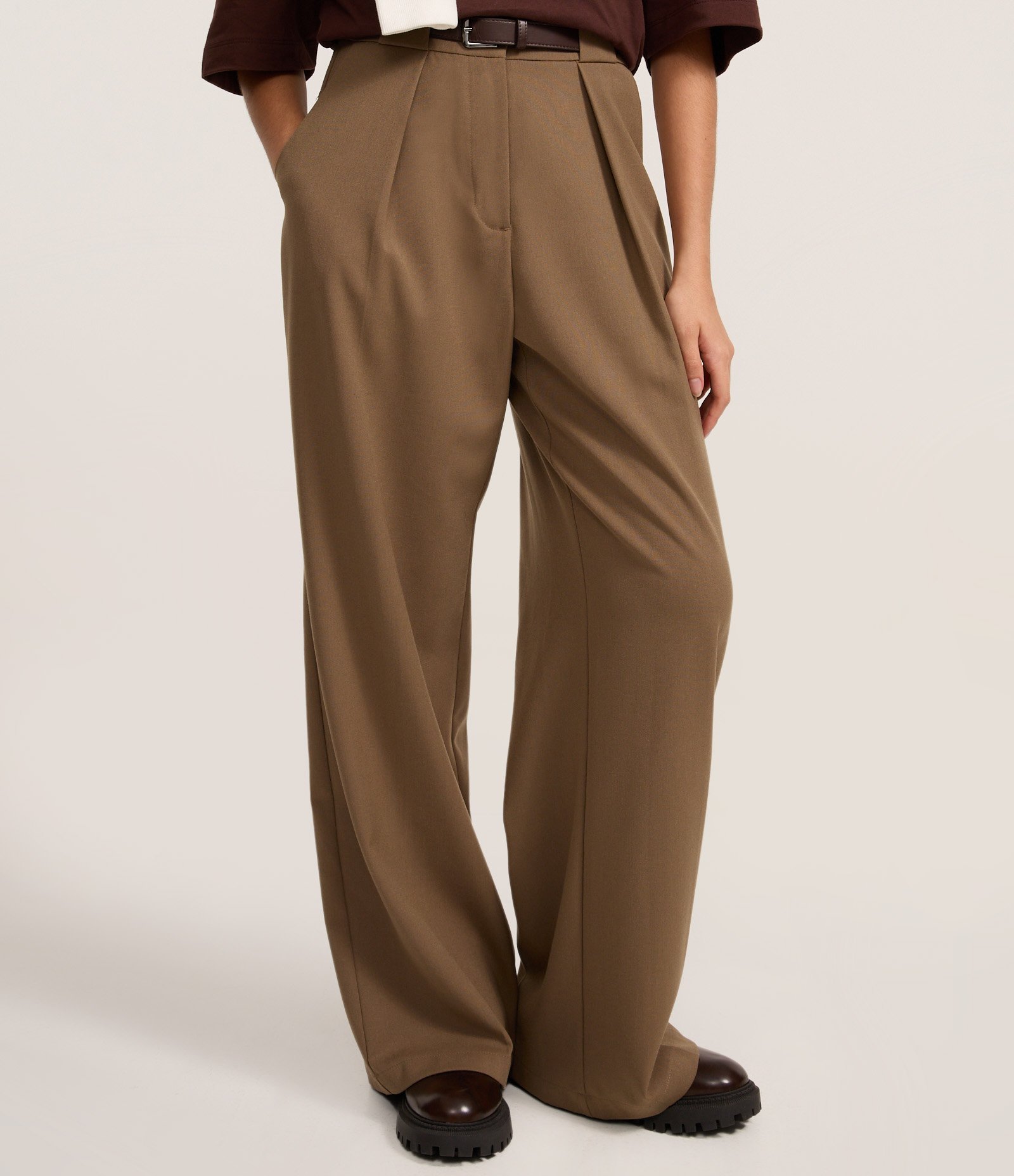 Calça Pantalona em Alfaiataria com Cinto Marrom 3