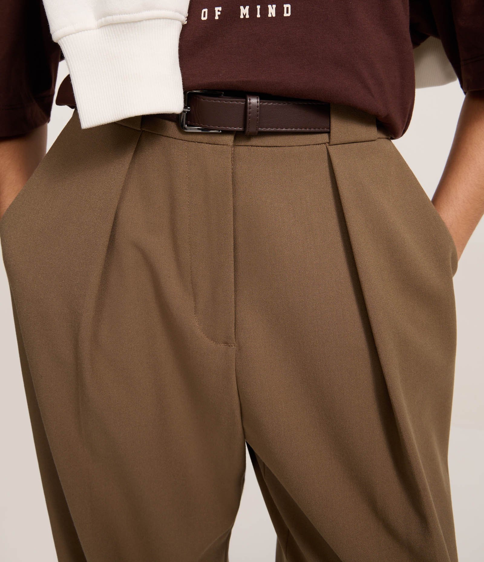 Calça Pantalona em Alfaiataria com Cinto Marrom 4