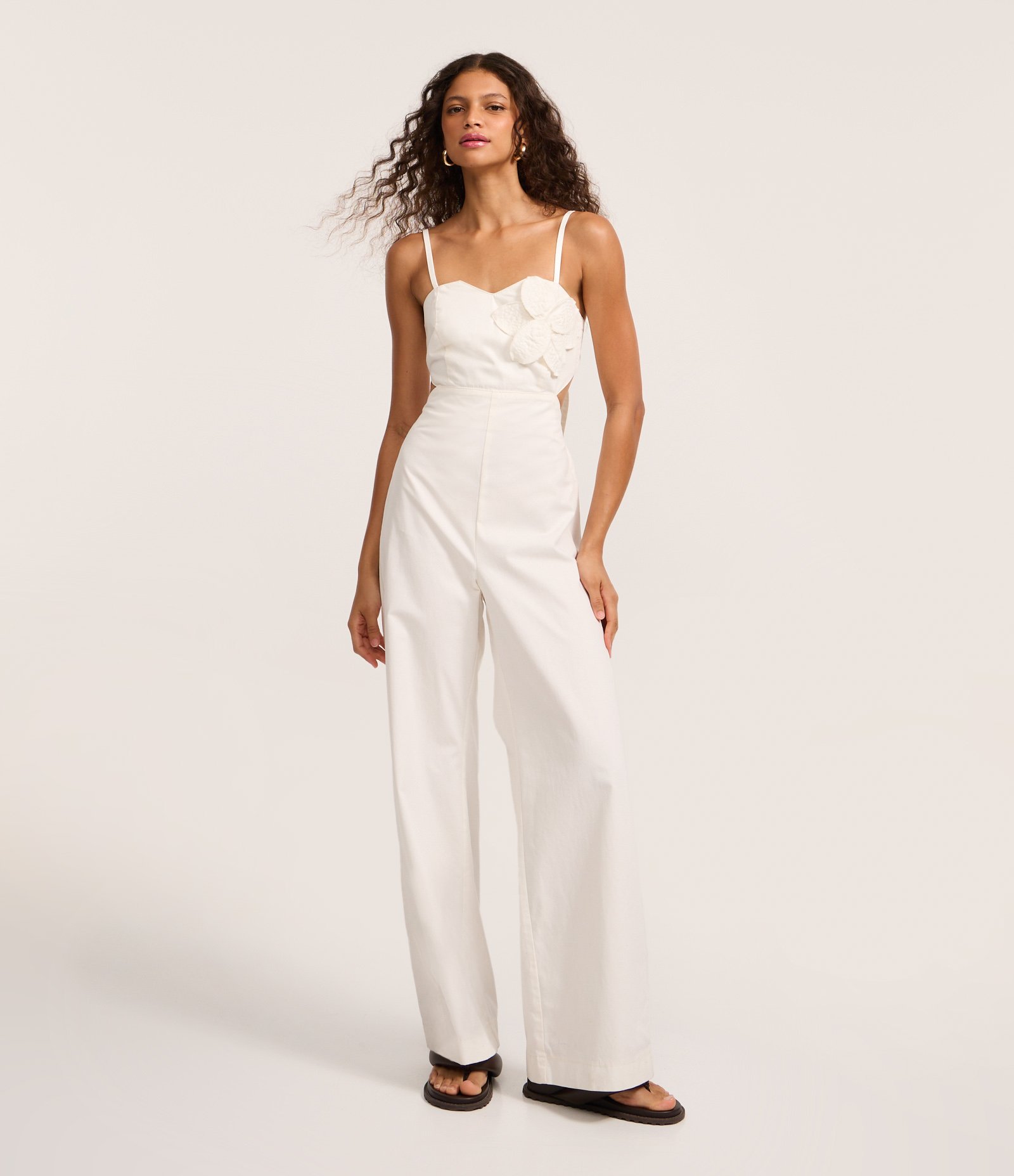 Macacão de Alça em Sarja com Flor de Tecido Off White 2