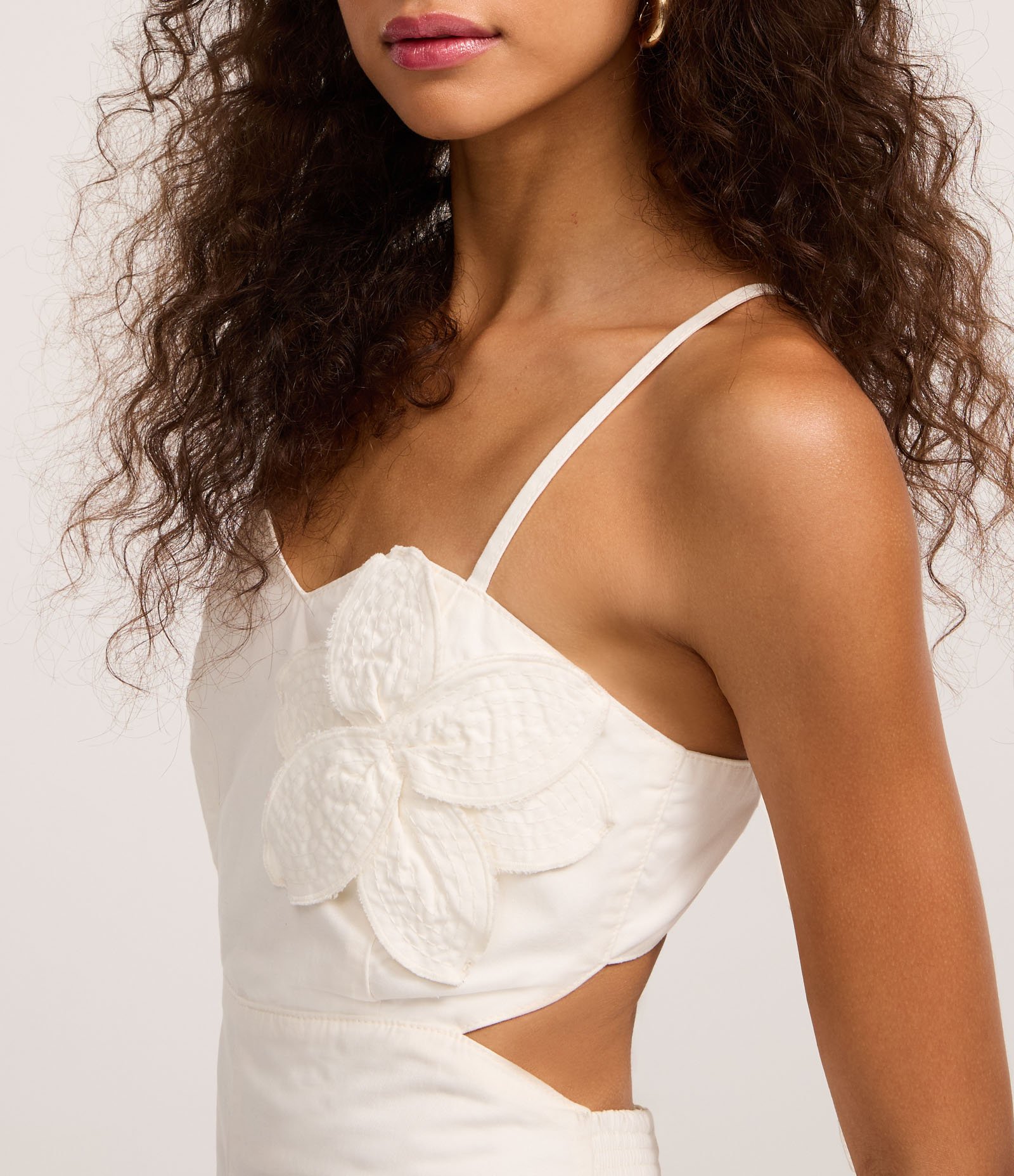 Macacão de Alça em Sarja com Flor de Tecido Off White 4