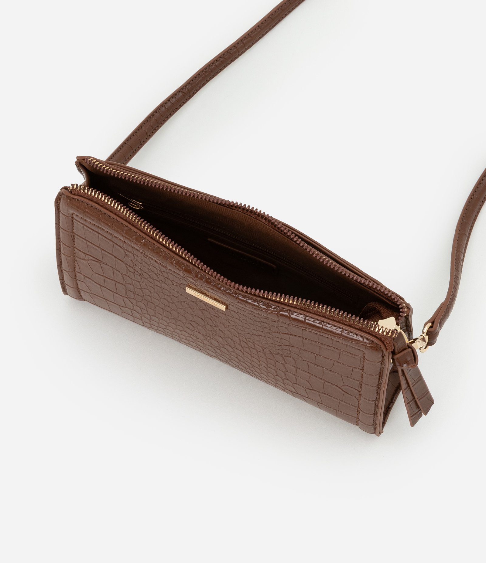 Bolsa Transversal Pequena com Textura Croco Marrom 7