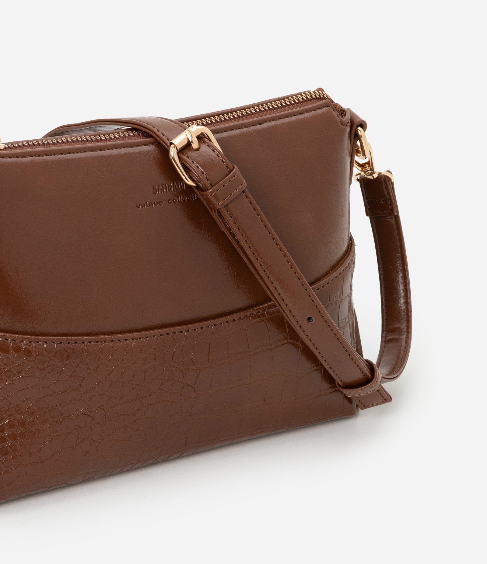 Bolsa Transversal Média com Textura Croco Marrom 5