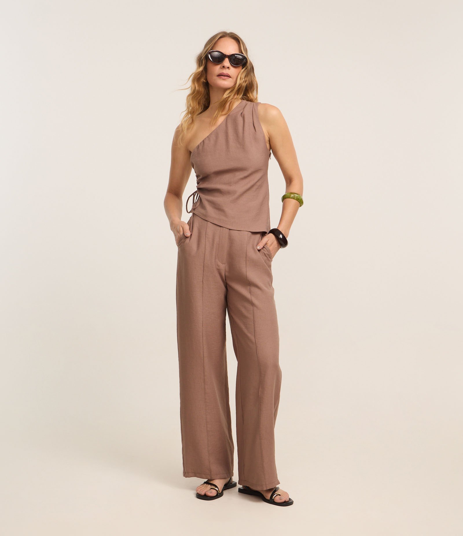 Calça Pantalona Alfaiatada com Frisos Frontais e Bolsos Marrom Médio 1