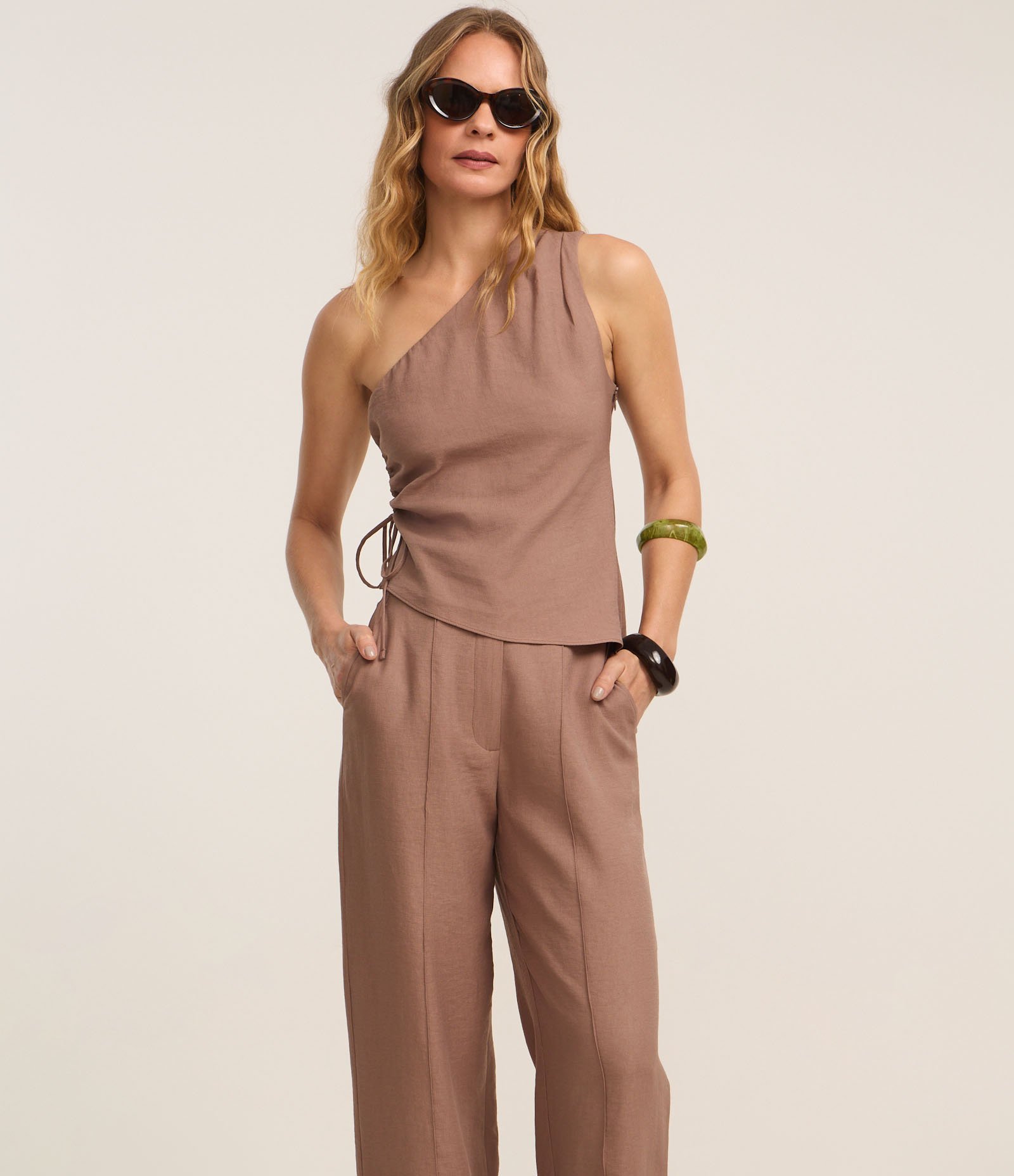 Calça Pantalona Alfaiatada com Frisos Frontais e Bolsos Marrom Médio 2