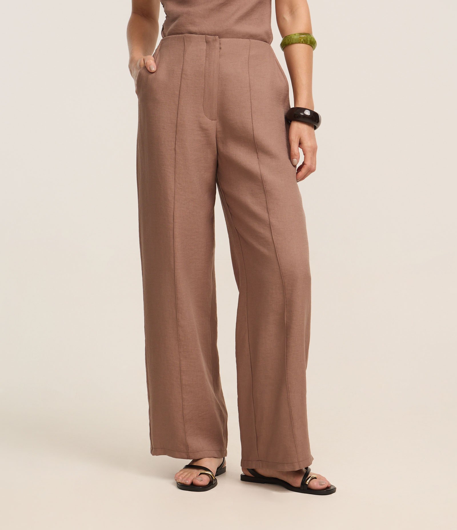 Calça Pantalona Alfaiatada com Frisos Frontais e Bolsos Marrom Médio 3