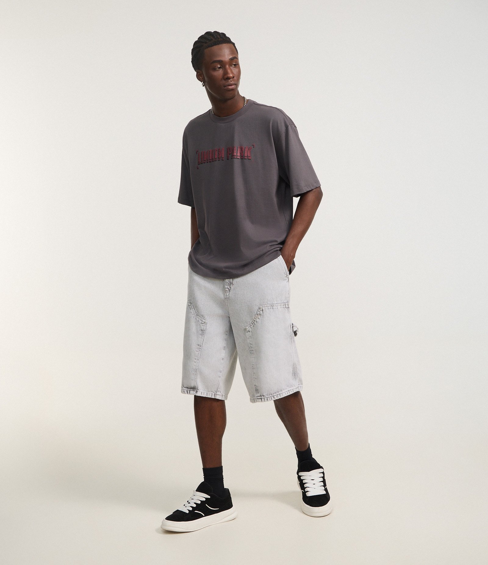 Bermuda Baggy em Jeans com Bolso Carpenter Cinza 1