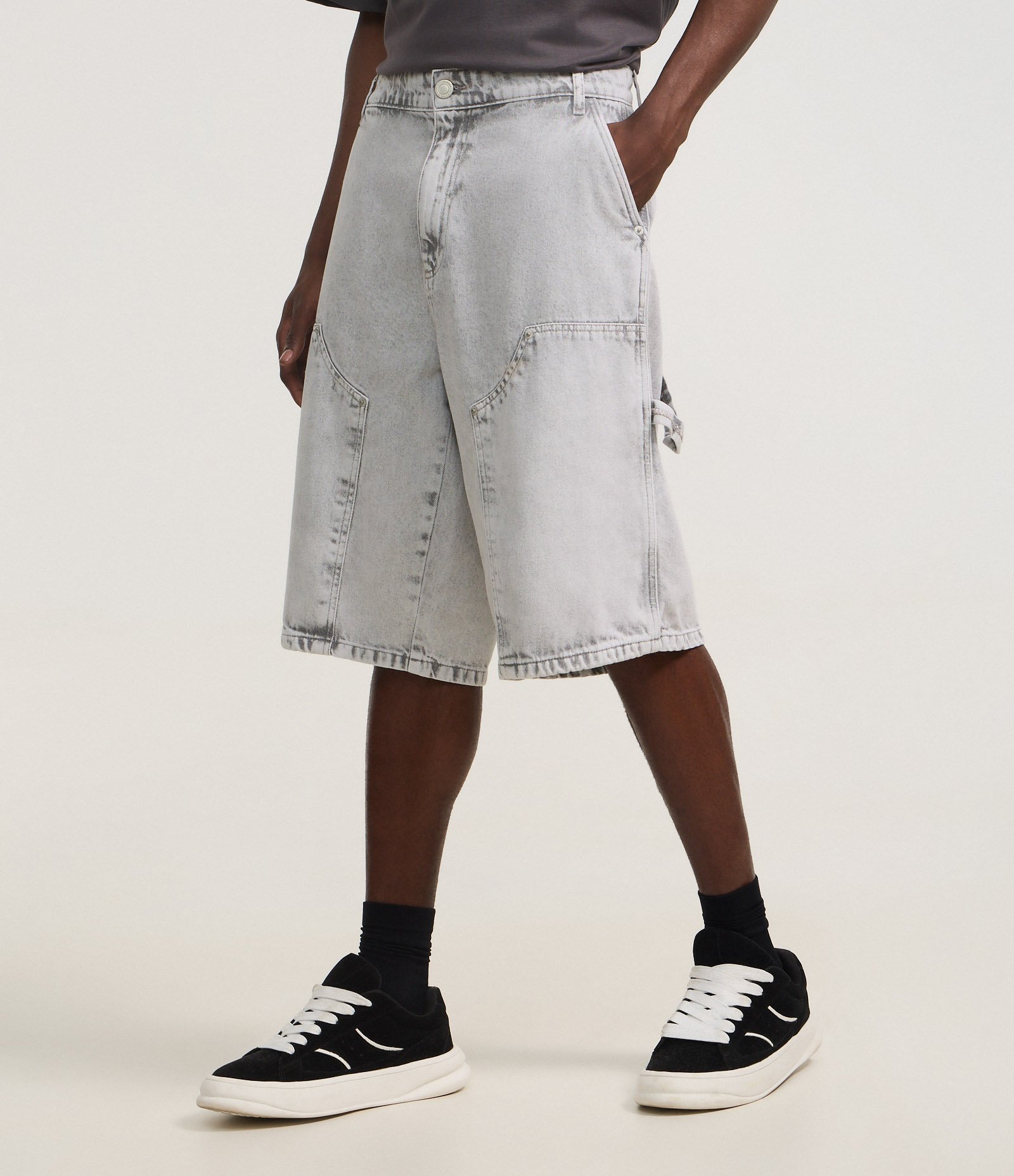 Bermuda Baggy em Jeans com Bolso Carpenter Cinza 2