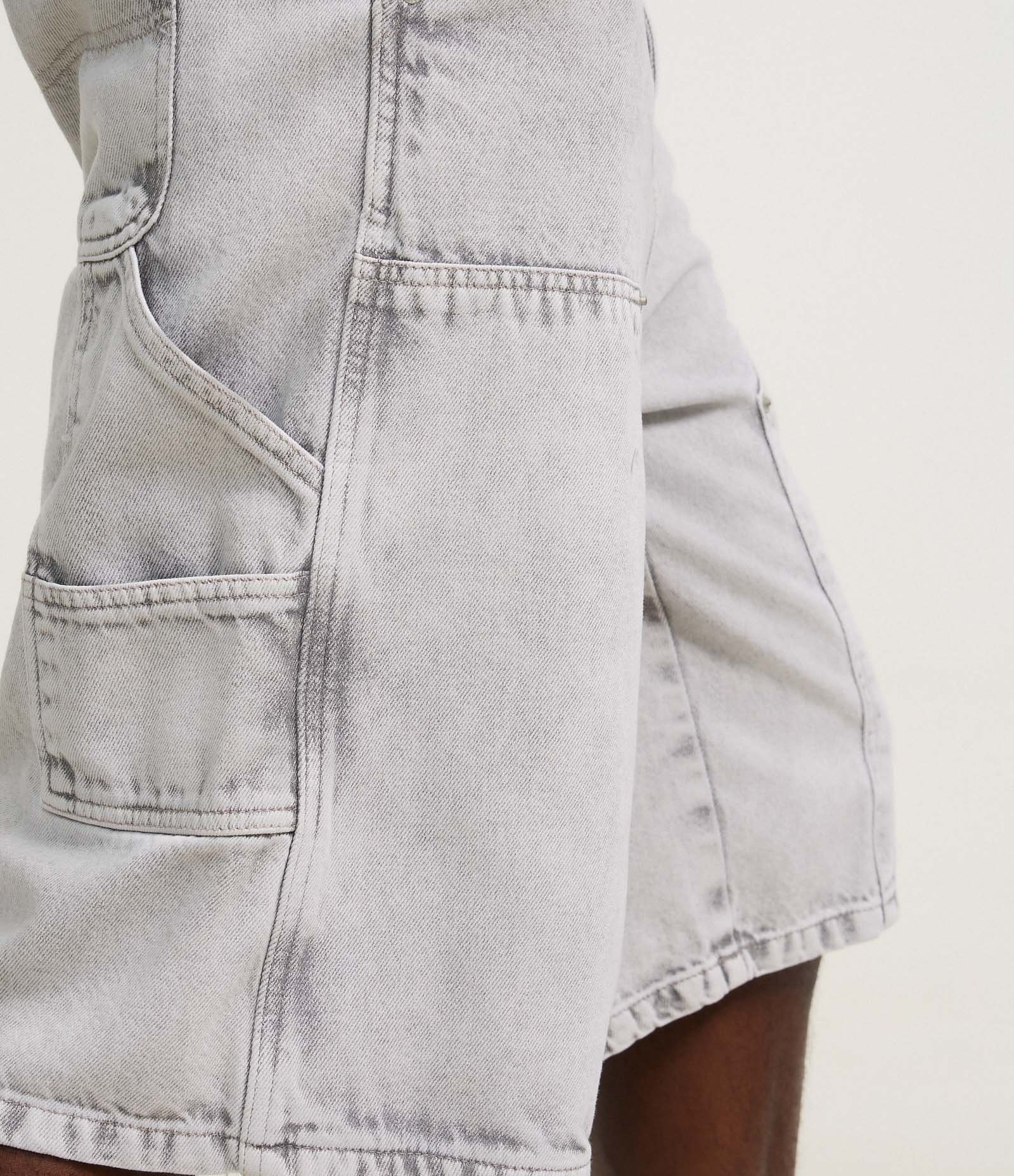 Bermuda Baggy em Jeans com Bolso Carpenter Cinza 3