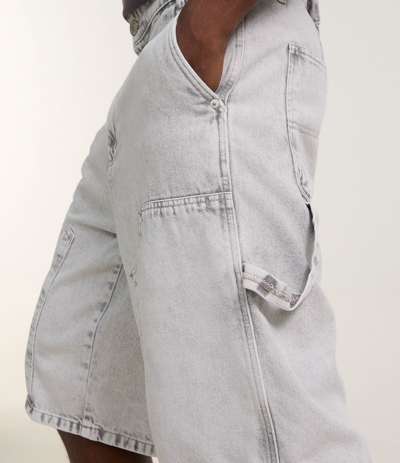 Bermuda Baggy em Jeans com Bolso Carpenter Cinza 4
