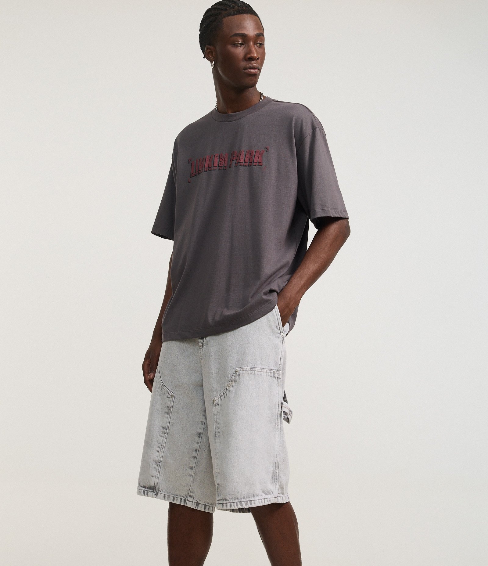 Bermuda Baggy em Jeans com Bolso Carpenter Cinza 5