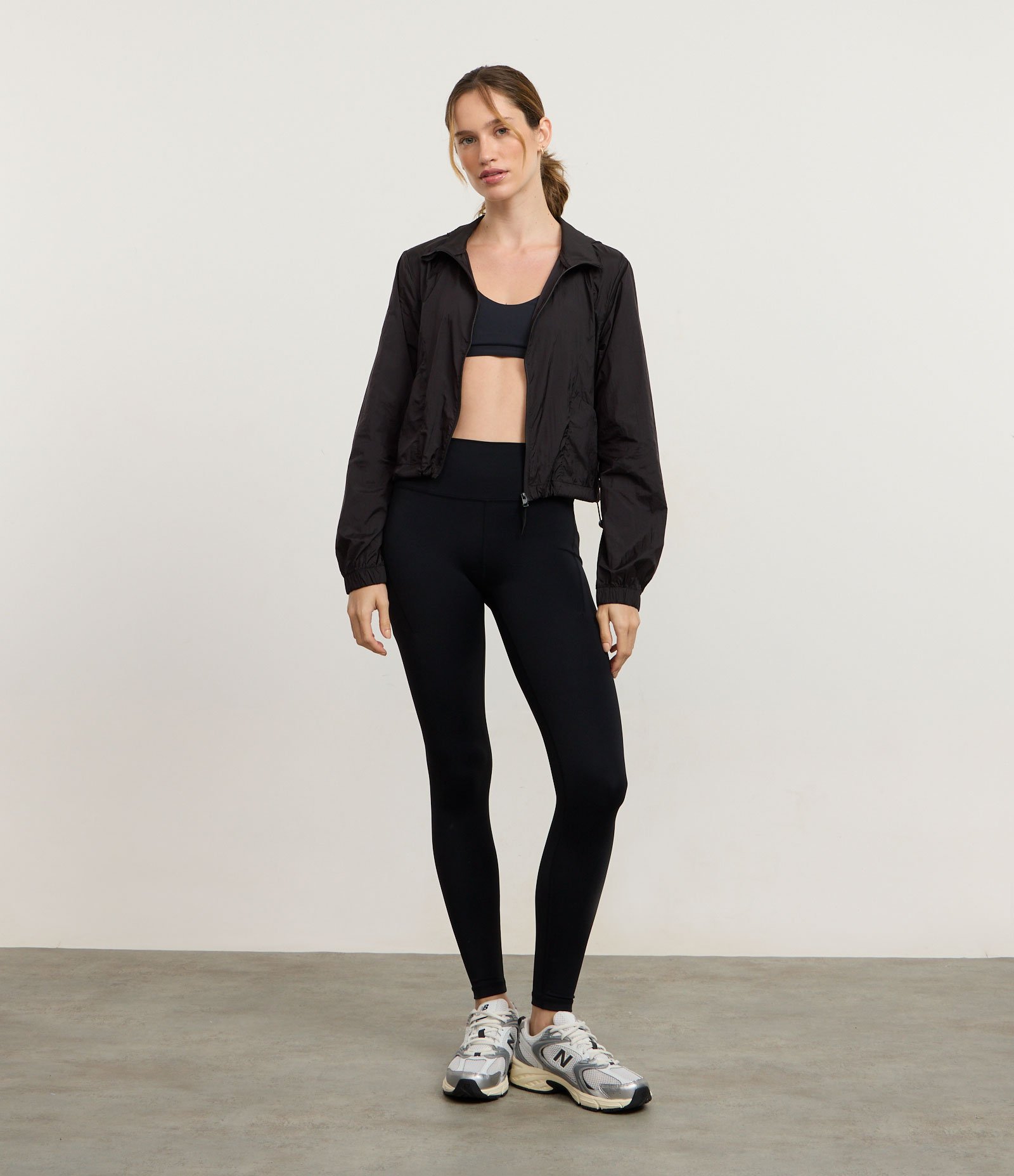 Jaqueta Corta Vento Cropped Esportiva com Saquinho Preto 1