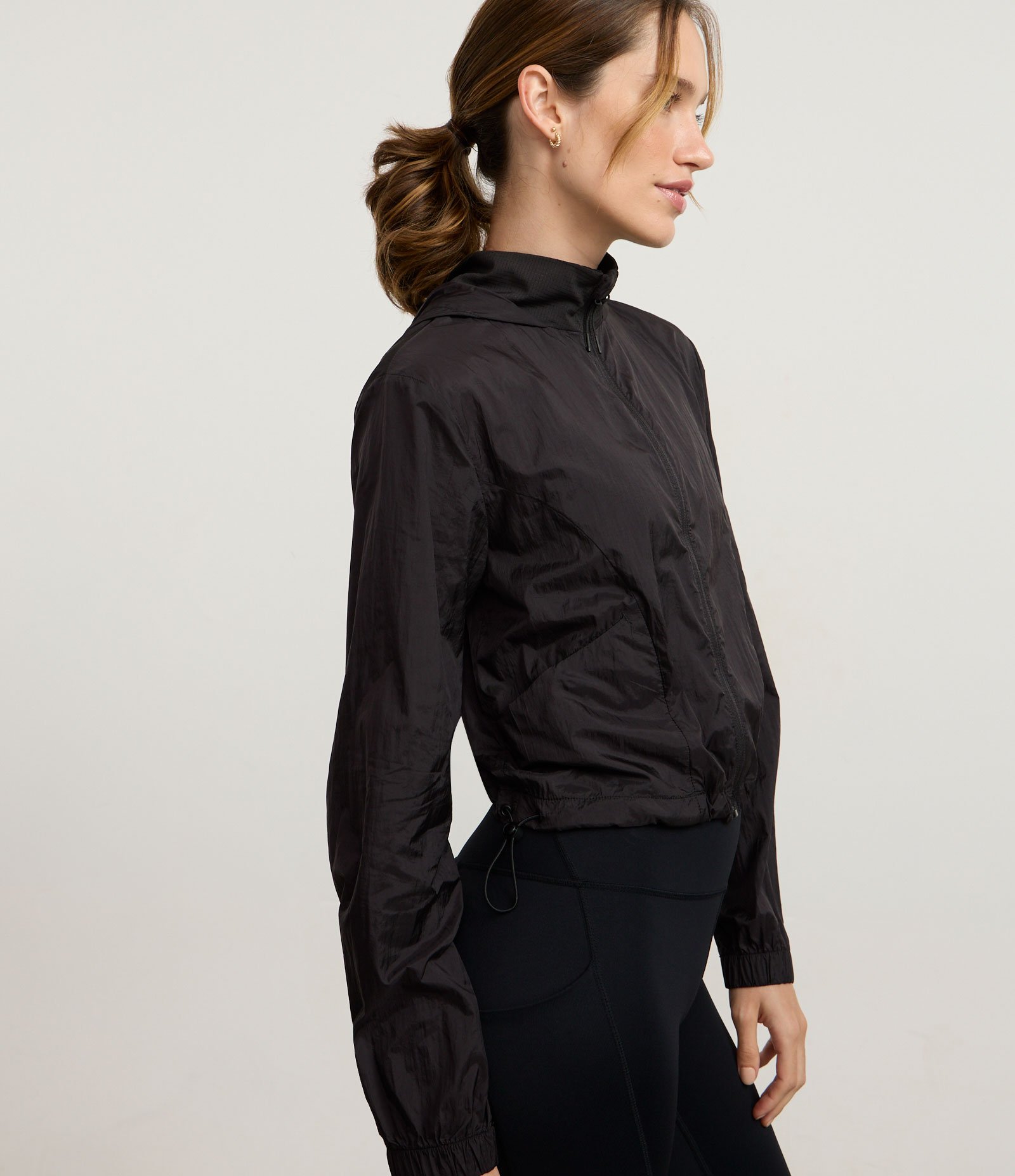 Jaqueta Corta Vento Cropped Esportiva com Saquinho Preto 2