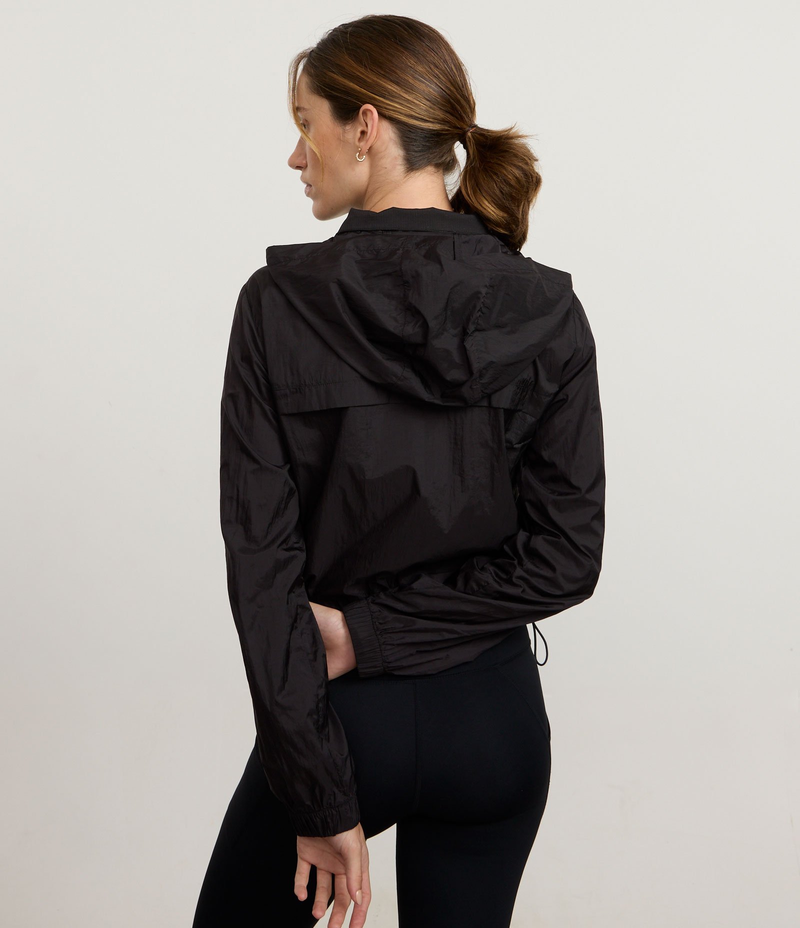 Jaqueta Corta Vento Cropped Esportiva com Saquinho Preto 4