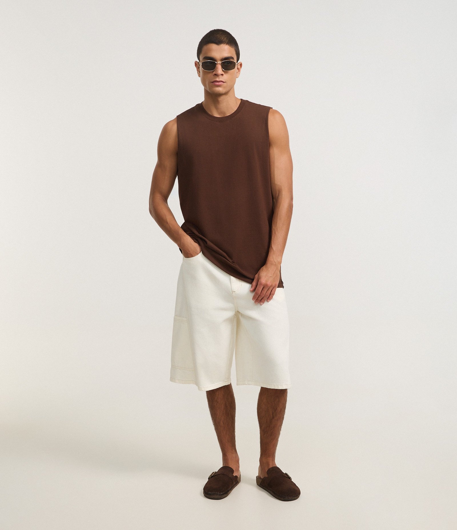 Bermuda Baggy Relaxed em Sarja com Recortes Deslocados e Bolso Lateral Branco 1