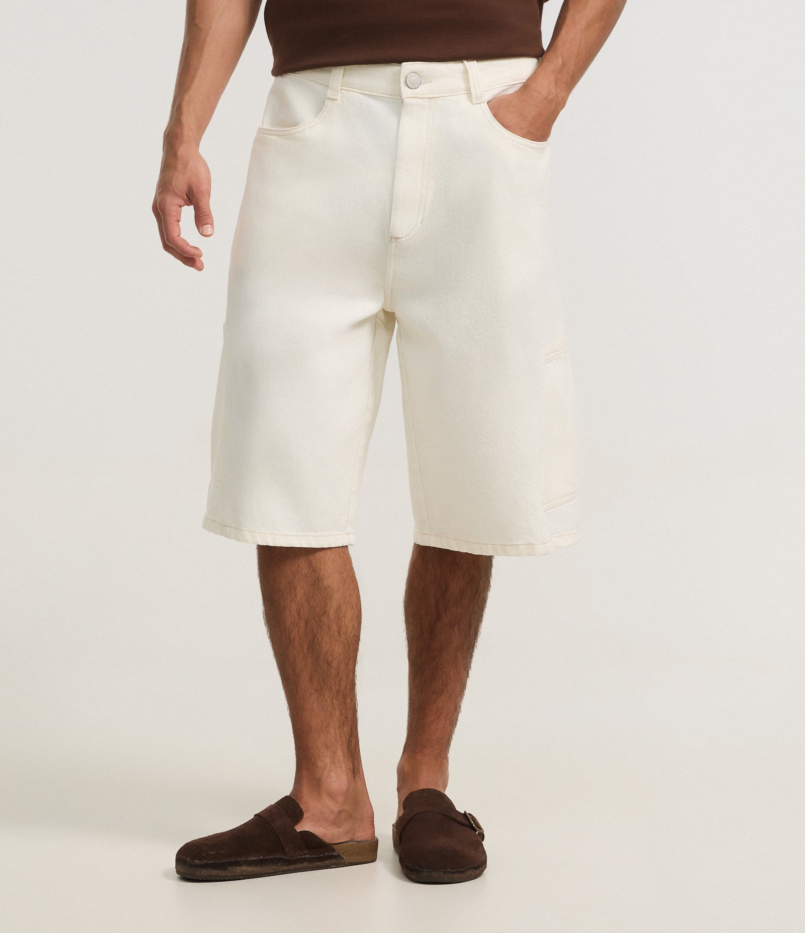 Bermuda Baggy Relaxed em Sarja com Recortes Deslocados e Bolso Lateral Branco 2
