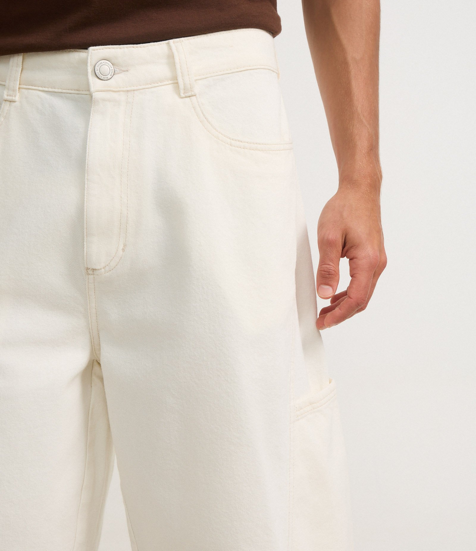 Bermuda Baggy Relaxed em Sarja com Recortes Deslocados e Bolso Lateral Branco 3