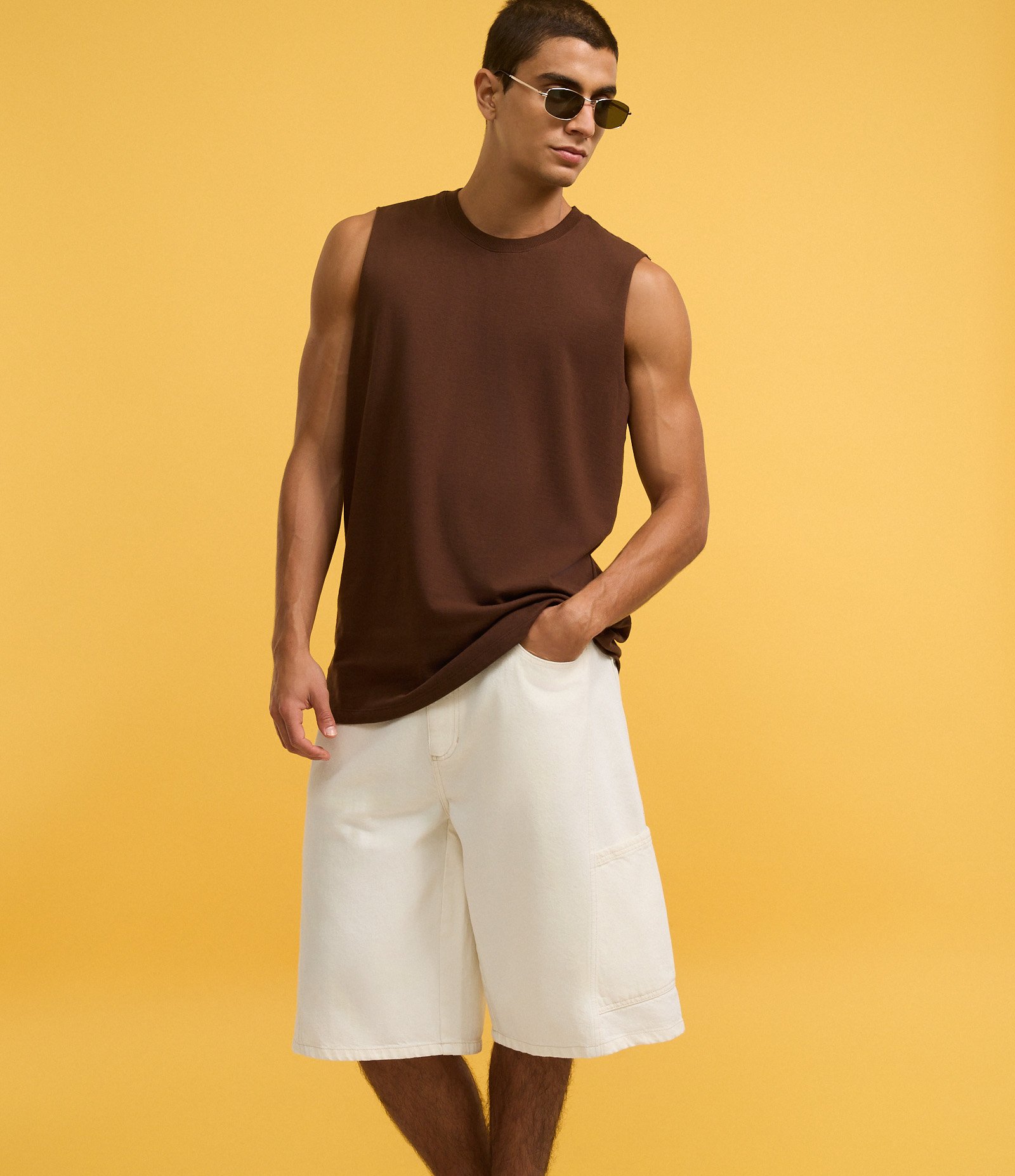 Bermuda Baggy Relaxed em Sarja com Recortes Deslocados e Bolso Lateral Branco 4