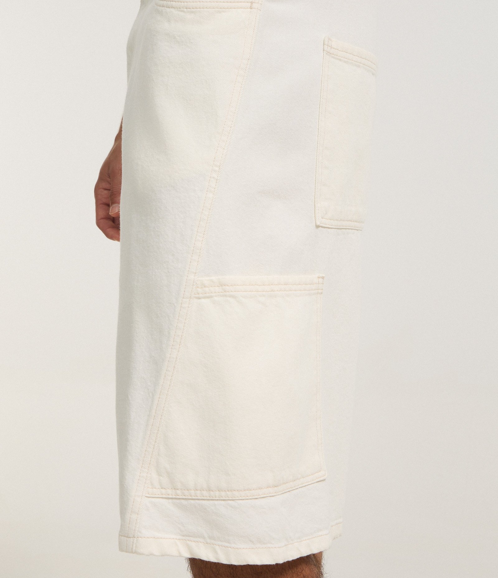 Bermuda Baggy Relaxed em Sarja com Recortes Deslocados e Bolso Lateral Branco 5