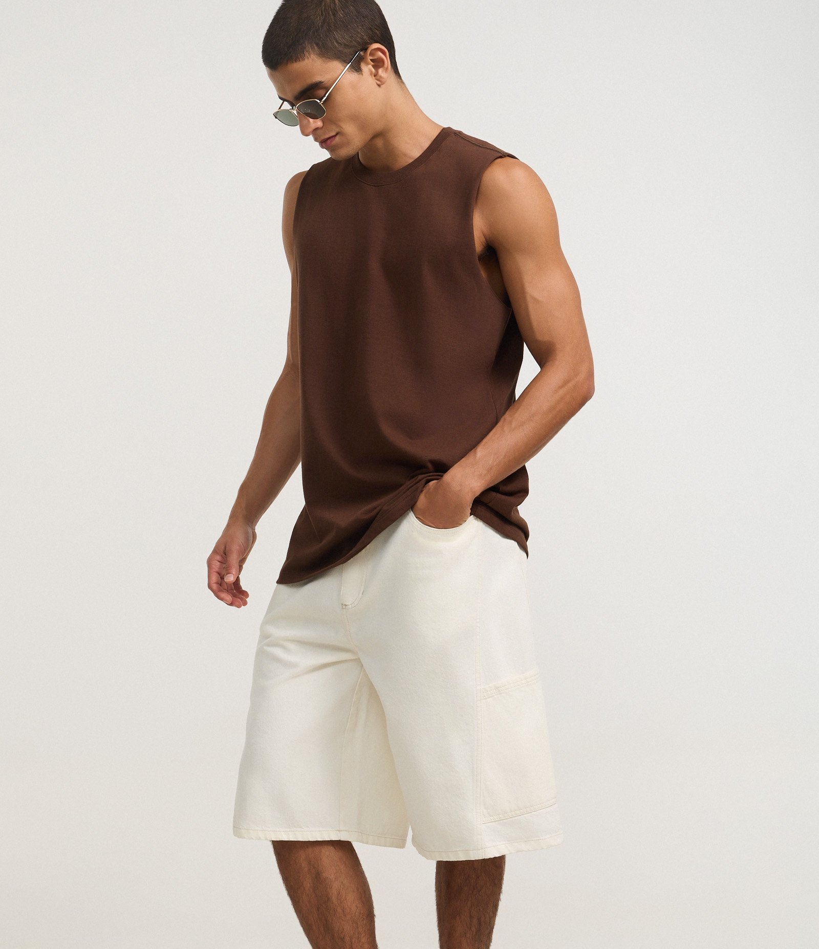 Bermuda Baggy Relaxed em Sarja com Recortes Deslocados e Bolso Lateral Branco 6