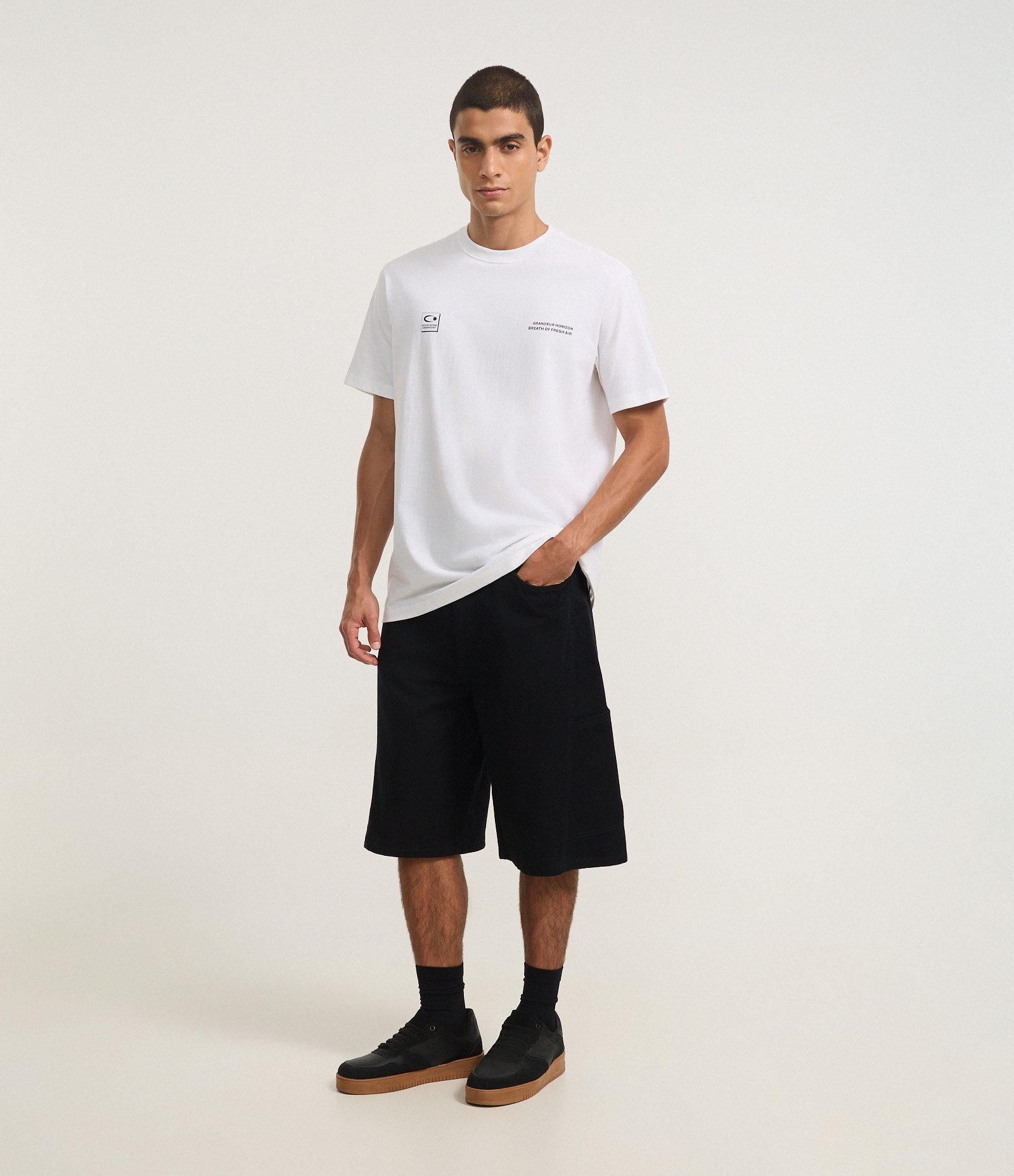 Bermuda Baggy Relaxed em Sarja com Recortes Deslocados e Bolso Lateral Preto 1