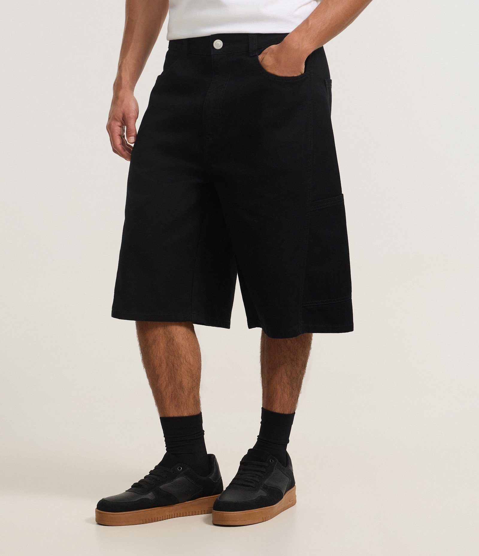 Bermuda Baggy Relaxed em Sarja com Recortes Deslocados e Bolso Lateral Preto 2
