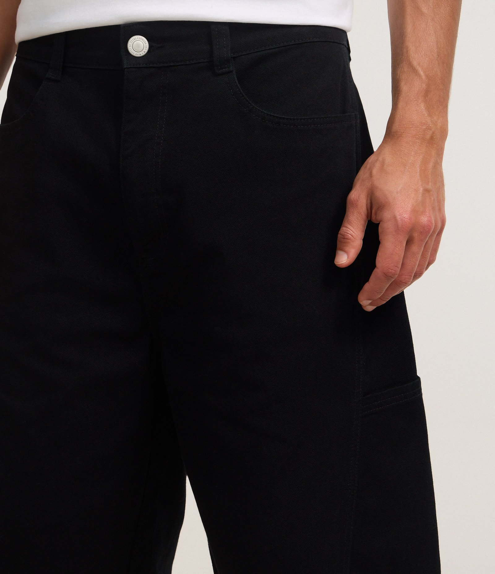 Bermuda Baggy Relaxed em Sarja com Recortes Deslocados e Bolso Lateral Preto 3