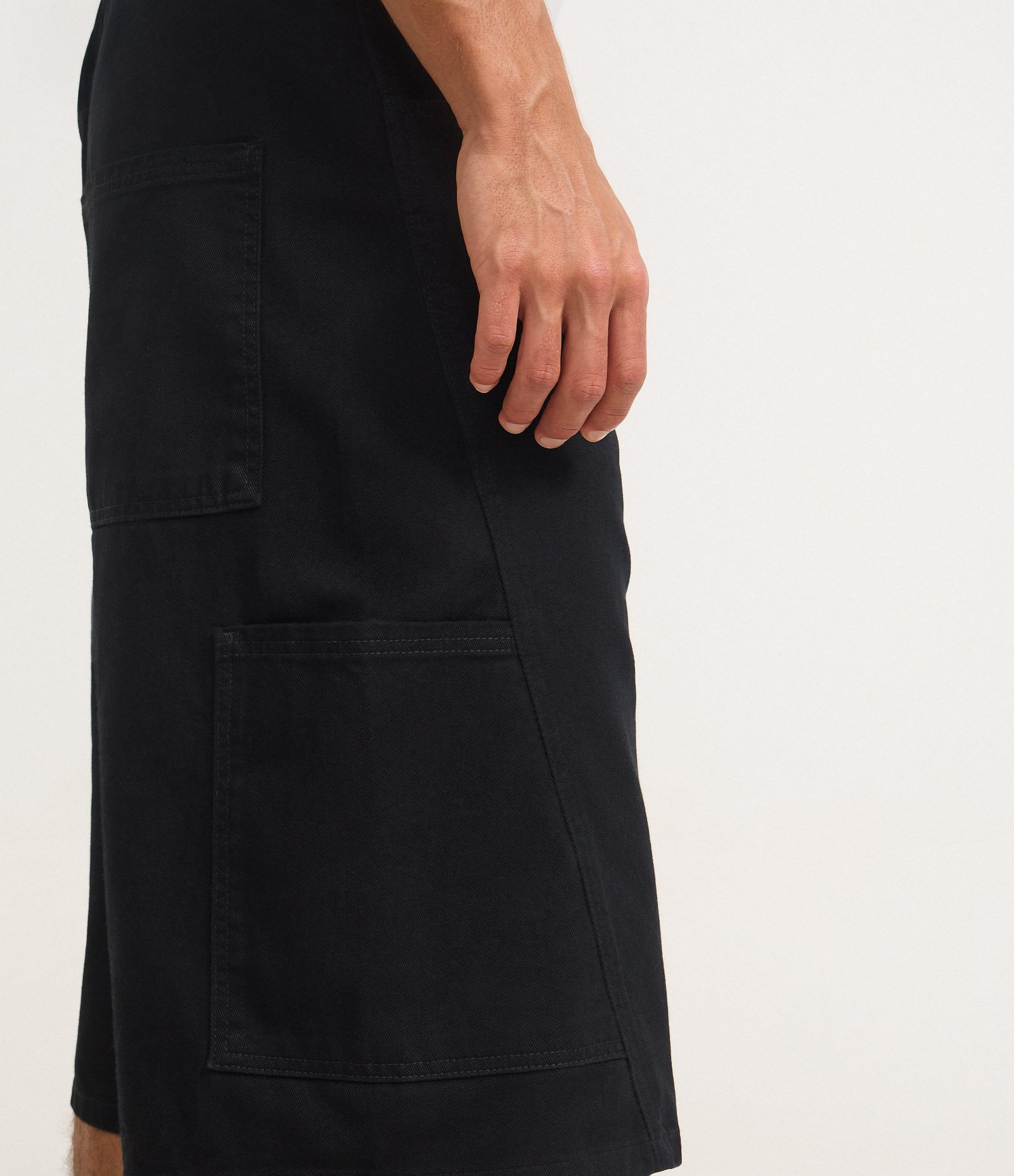 Bermuda Baggy Relaxed em Sarja com Recortes Deslocados e Bolso Lateral Preto 4
